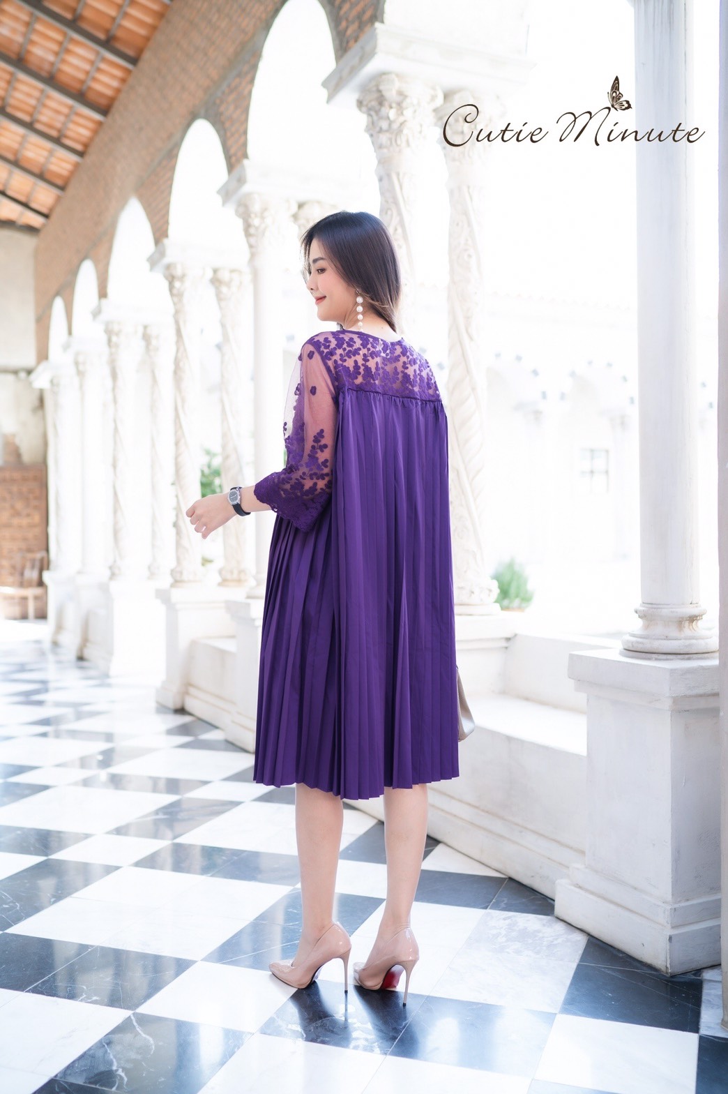 Sale+++#Cutie Minute 14104 เดรสผ้าชีฟองเกาหลีเกรดพรีเมี่ยม เนื้อผ้าดีมากค่ะ อัดพลีทแน่นๆ ด้านบนใช้ผ้าออเเกนซ่างานปักลูกไม้สุดหรูเริ่ด เดรสทรงโอเวอร์ไซส์ใส่เก๋ๆ สวยครบจริงๆค่ะ ใส่ไปงานดูดีสุดสุด งานสวยตัดเย็บดีเนี๊ยบ มี 5 สี เลือดหมู กรม ชมพูกลีบบัว (สีใหม