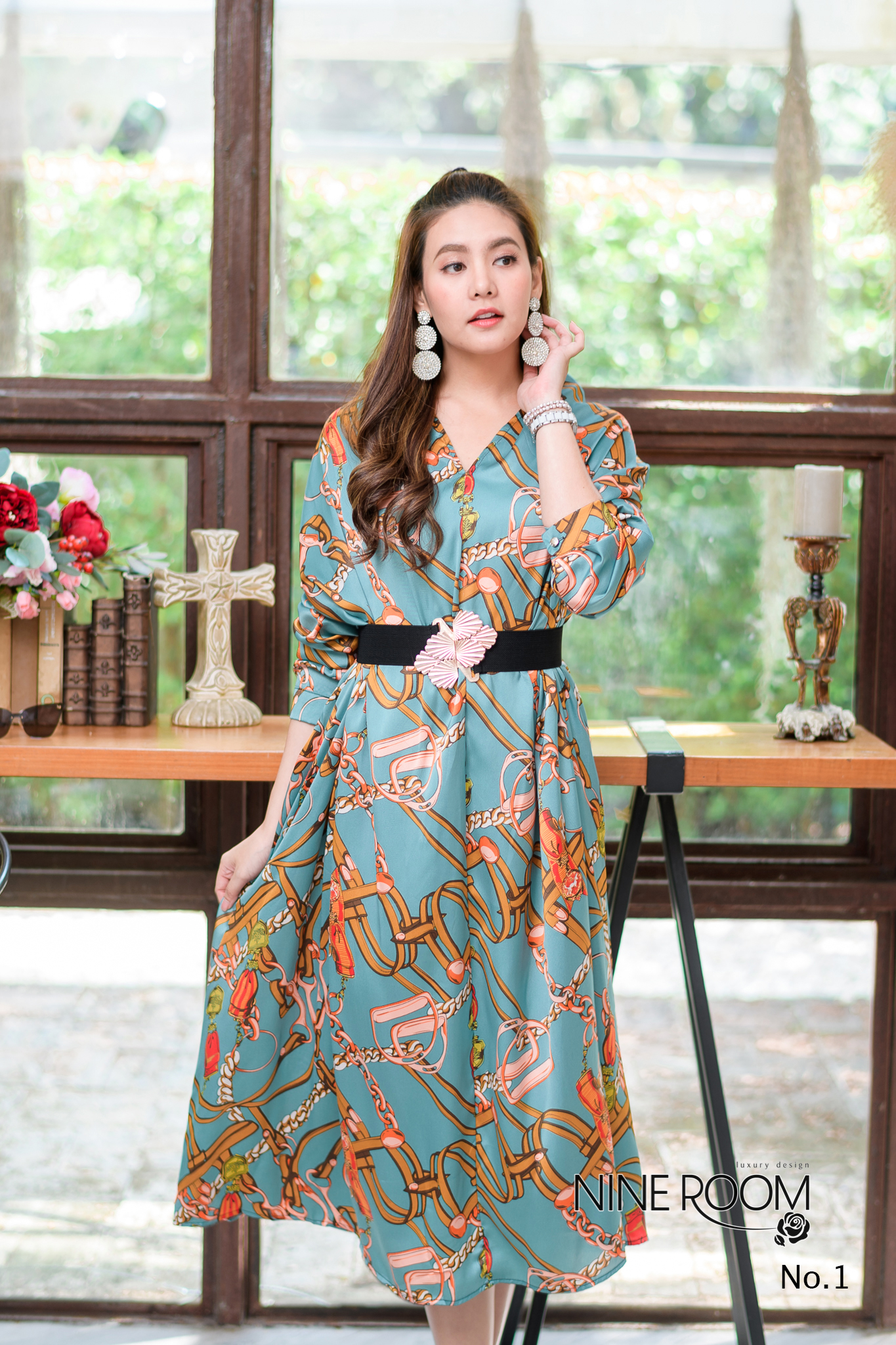 SaLe+++#Nine room 14088 MAXI DRESS - แม๊กซี่เดรสคอถ่วงส่วนด้านหลังจับจีบ เป็นทรงปล่อยๆ ใช้ผ้าซาตินผสมซิลล์เกรดพรีเมี่ยม(PREMIUM SATIN MIX SILK) ซึ่งรวมเอาคุณสมบัติที่ดีของผ้าทั้งสองแบบ ทำให้ตัวผ้าให้ผิวสัมผัสดี นุ่ม ใส่สบายมาก โดดเด่นด้วยงานพิมพ์สไตล์ไฮแบ