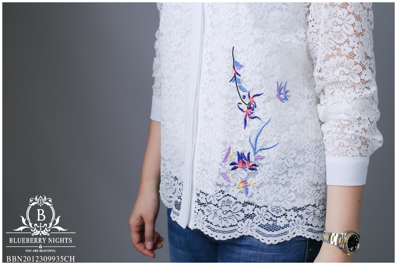 Sale+++B3629 เสื้อเชิ้ตลูกไม้อิตาลีปักลายดอกไม้ ผ้าลูกไม้อิตาลีเกรดพรีเมี่ยมเนื้อนุ่มเบาใส่สบายมากค่ะ แพทเทิร์นเสื้อเชิ้ตกระดุมหน้ายาวตลอด ดีเทลด้านหน้าปักดิ้นลายดอกไม้สวยหรูค่ะ มีซับในทั้งตัว ♡เหมาะสำหรับสาวๆรอบอก(36-44)♡ รุ่นใหม่ ขายดีมากๆ