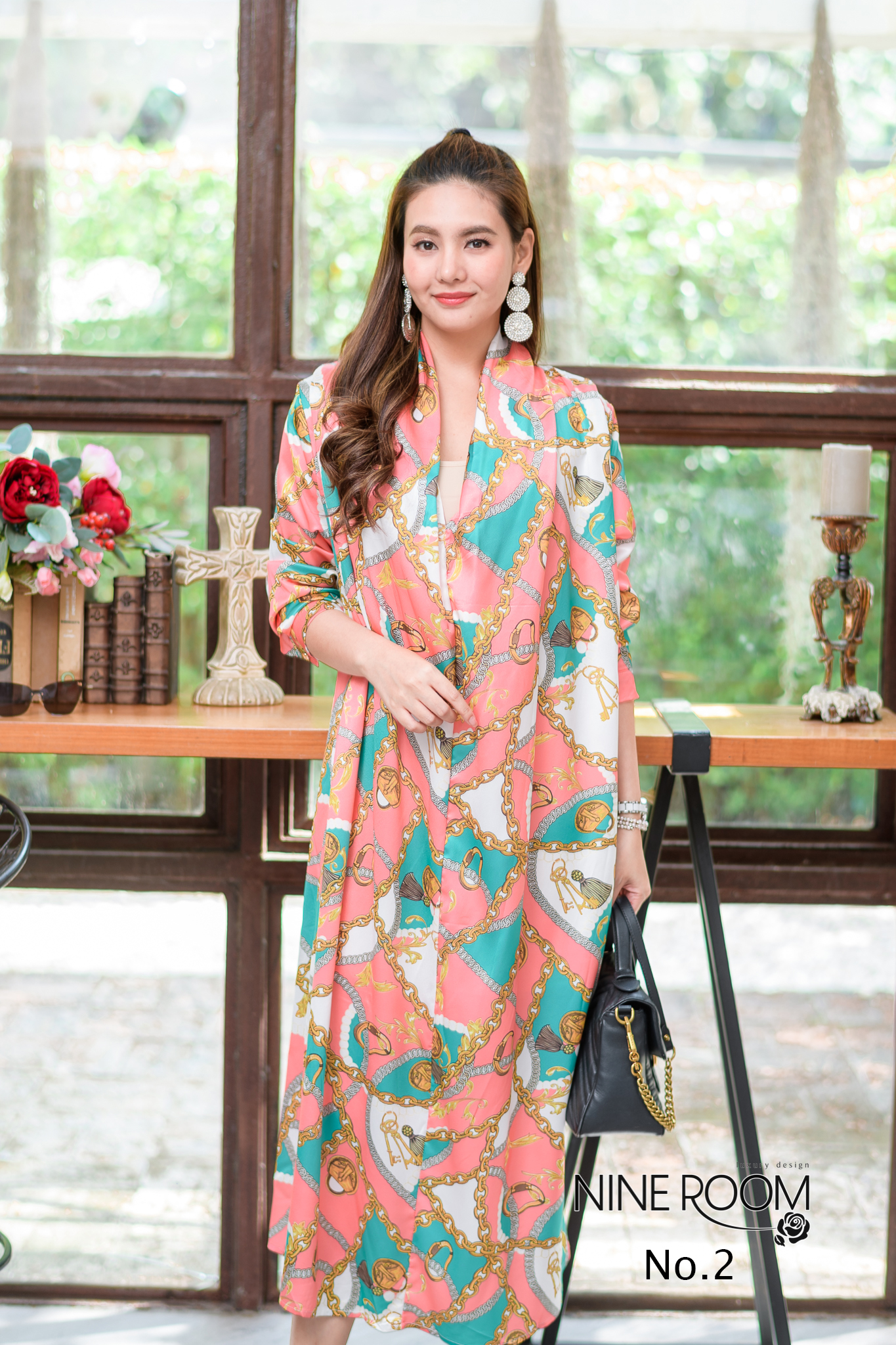 SaLe+++#Nine room 14088 MAXI DRESS - แม๊กซี่เดรสคอถ่วงส่วนด้านหลังจับจีบ เป็นทรงปล่อยๆ ใช้ผ้าซาตินผสมซิลล์เกรดพรีเมี่ยม(PREMIUM SATIN MIX SILK) ซึ่งรวมเอาคุณสมบัติที่ดีของผ้าทั้งสองแบบ ทำให้ตัวผ้าให้ผิวสัมผัสดี นุ่ม ใส่สบายมาก โดดเด่นด้วยงานพิมพ์สไตล์ไฮแบ