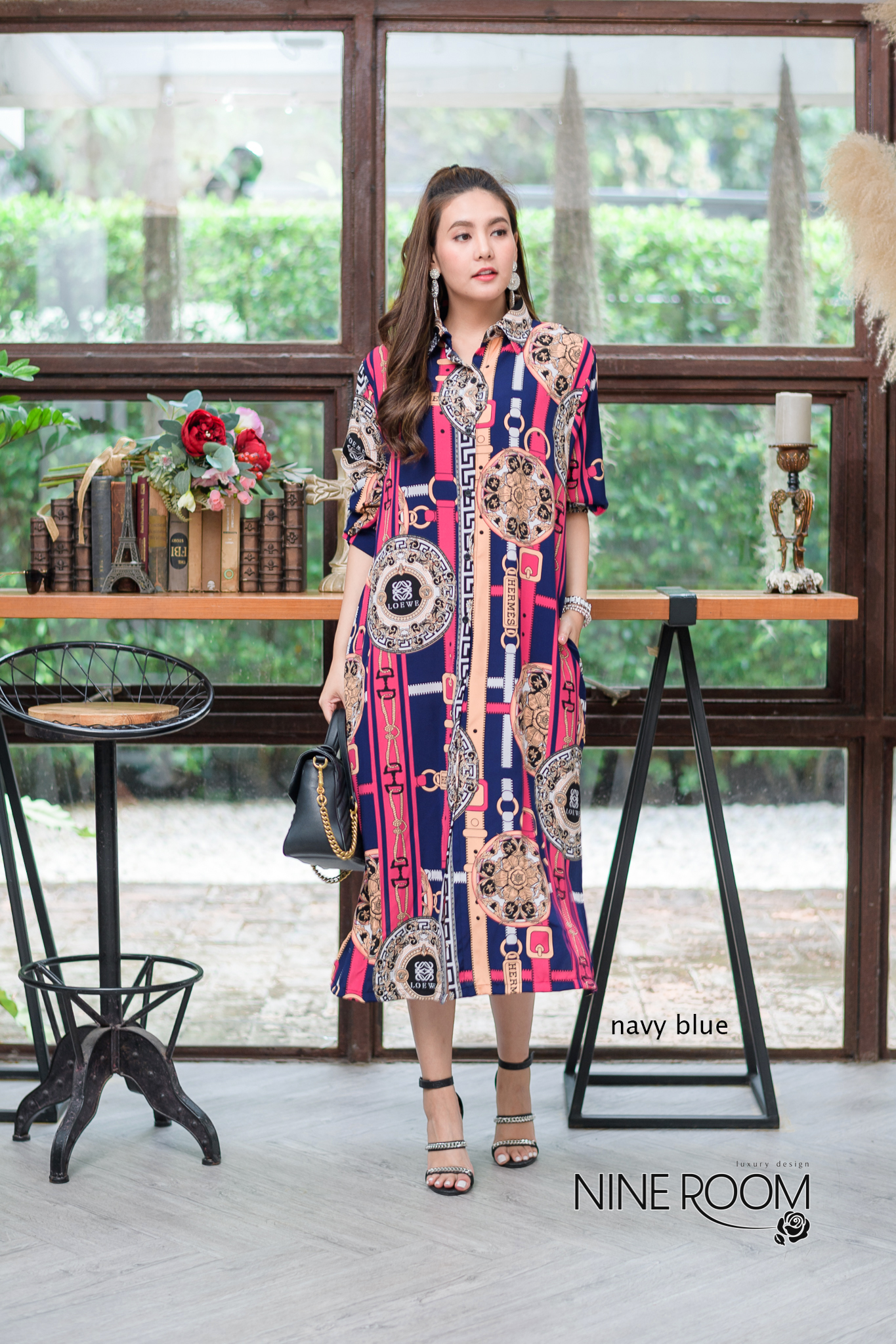 SaLe+++#Nine Room 14106 MAXI SHIRT - แม๊กซี่เชิ๊ตแขนยาวคอปก พร้อมสาบกระดุมยาวด้านหน้า ใช้ผ้าโพลี่ฯผสมซิลล์เกรดพรีเมี่ยม (PREMIUM POLY MIX SILK ) เนื้อผ้าดี ตัวผ้านุ่ม ไม่คัน มีความโดดเด่นด้วยงานพิมพ์ลายไฮแบรนด์ทั้งตัว มาพร้อมกระเป๋าข้างค่ะ •Color |3สี 1.