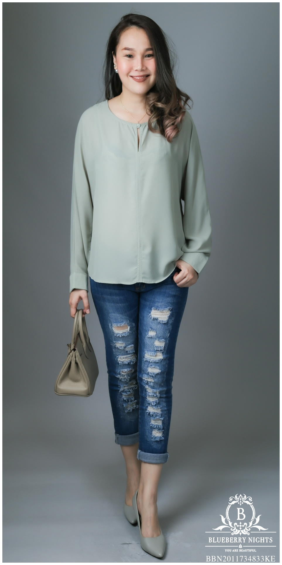 Sale++#Blueberry Nights B3610 เสื้อเชิ้ตชีฟองแขนยาว สีพื้นเรียบหรู ผ้าชีฟองเบรนด์เนื้อนุ่มสวยสุดหรู ผ้าเนื้อดีสัมผัสนุ่มใส่สบายมากๆค่ะ แพทเทิร์นเสื้อเชิ้ตแขนยาวติดกระดุมปลายแขน ช่วงล่างของแขนผ่าสวยเก๋ 4 สีคลาสสิค สีเขียว/ สีเทา/ สีเหลือง/ สีขาว ขนาด รอบอก