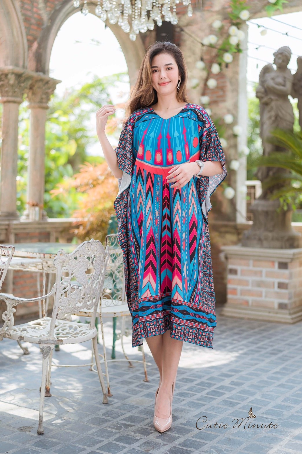 SaLe++#Cutie Minute 13954**MAXI เดรสผ้าโพลีเอสเตอร์เนื้อนิ่ม พิมพ์ลวดลายเส้นกราฟฟิก ทรงค้างคาวเหมาะกับ summer นี้เลยค่ะ อก ฟรีไซส์ 48" เอว ฟรีไซส์ 52" สะโพก ฟรีไซส์ 58" วงแขนบน 22" แขนยาว 14" (จากต้นคอ) ขอบแขนล่าง ฟรีไซส์ เดรสยาว