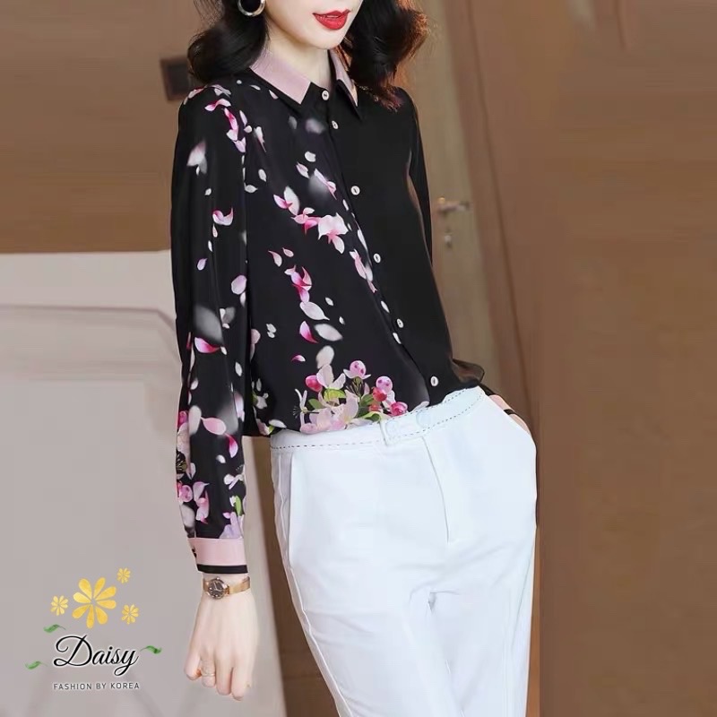 SaLe++B3575 เสื้อเชิ้ตคอปก ปกพิมพ์สีทูโทนค่ะ ผ้าซาตินซิลค์เนื้อสวยใส่สบาย พิมพ์ลายสวย ชุดกระดุมหน้า แมทง่ายใส่เข้ากับทุกชุดค่ะ 🌟สีดำ ลายกลีบดอกไม้ 🎗ไซส์ 🎗อก 38” 🎗ยาว 24”