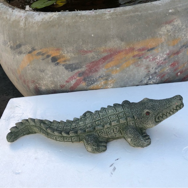 ตุ๊กตาจระเข้เเต่งสวน