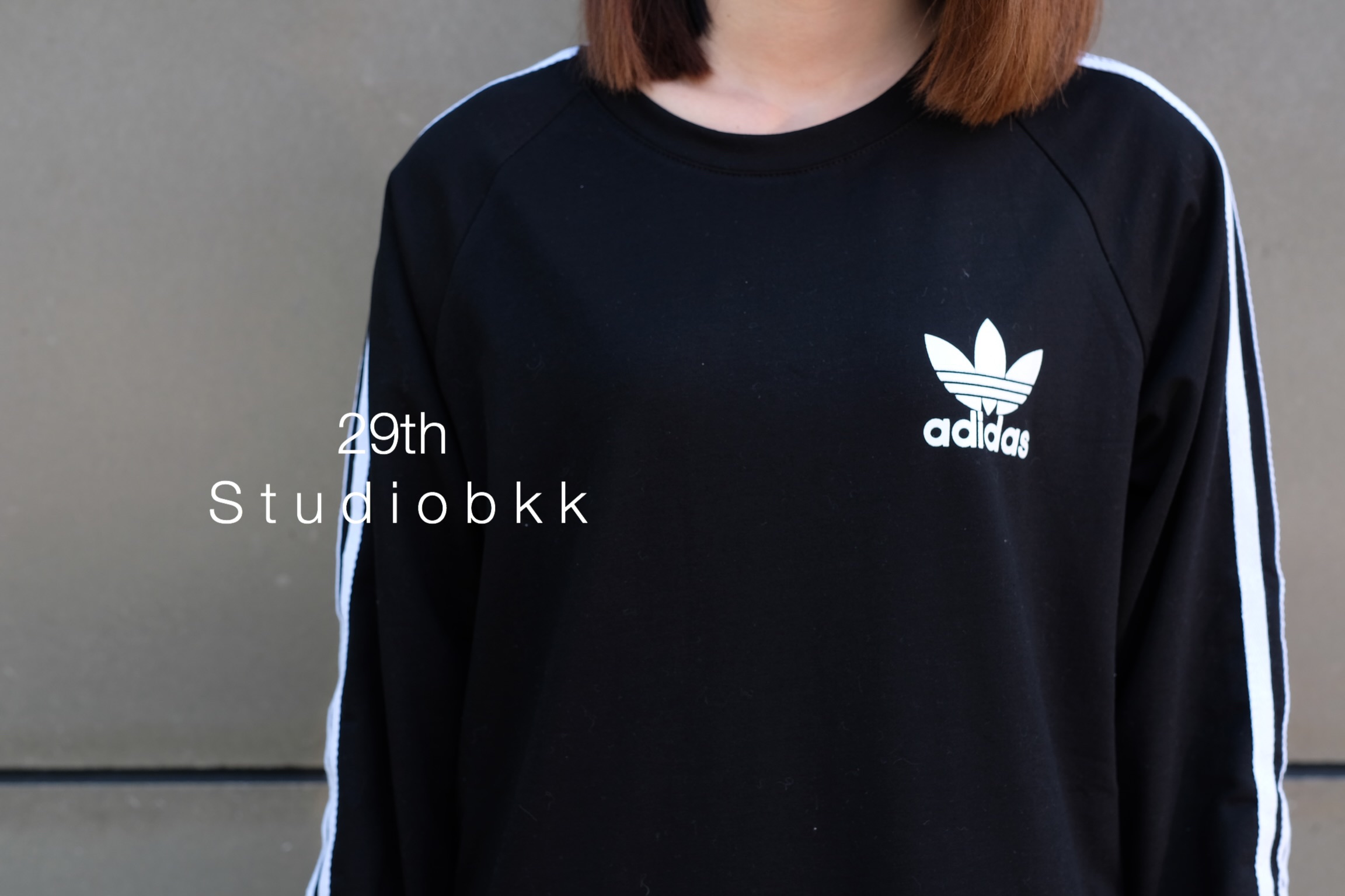 SaLe++13847 #29thStudiobkk มินิเดรสทรงสปอร์ตแขนยาว ผ้าคอตตอนเนื้อดีค้า ใสบายสุดๆ อกสกรีนลาย ดีเทลแขนแต่งแถบ มีกระเป๋า2 ข้าง ชายกระโปรงผ่าข้าง ทรงสวยใส่ง่าย สวยจบในชุดเดียว