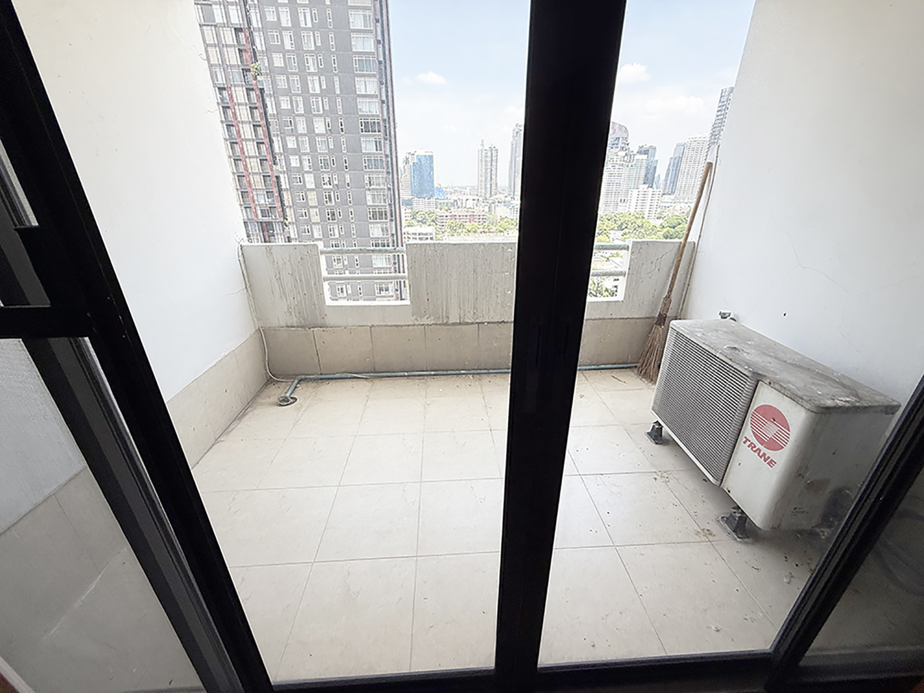 ขายคอนโด 2 ห้องเชื่อมกัน โมเดอร์นทาวน์ คลองตัน พระโขนง กรุงเทพฯ