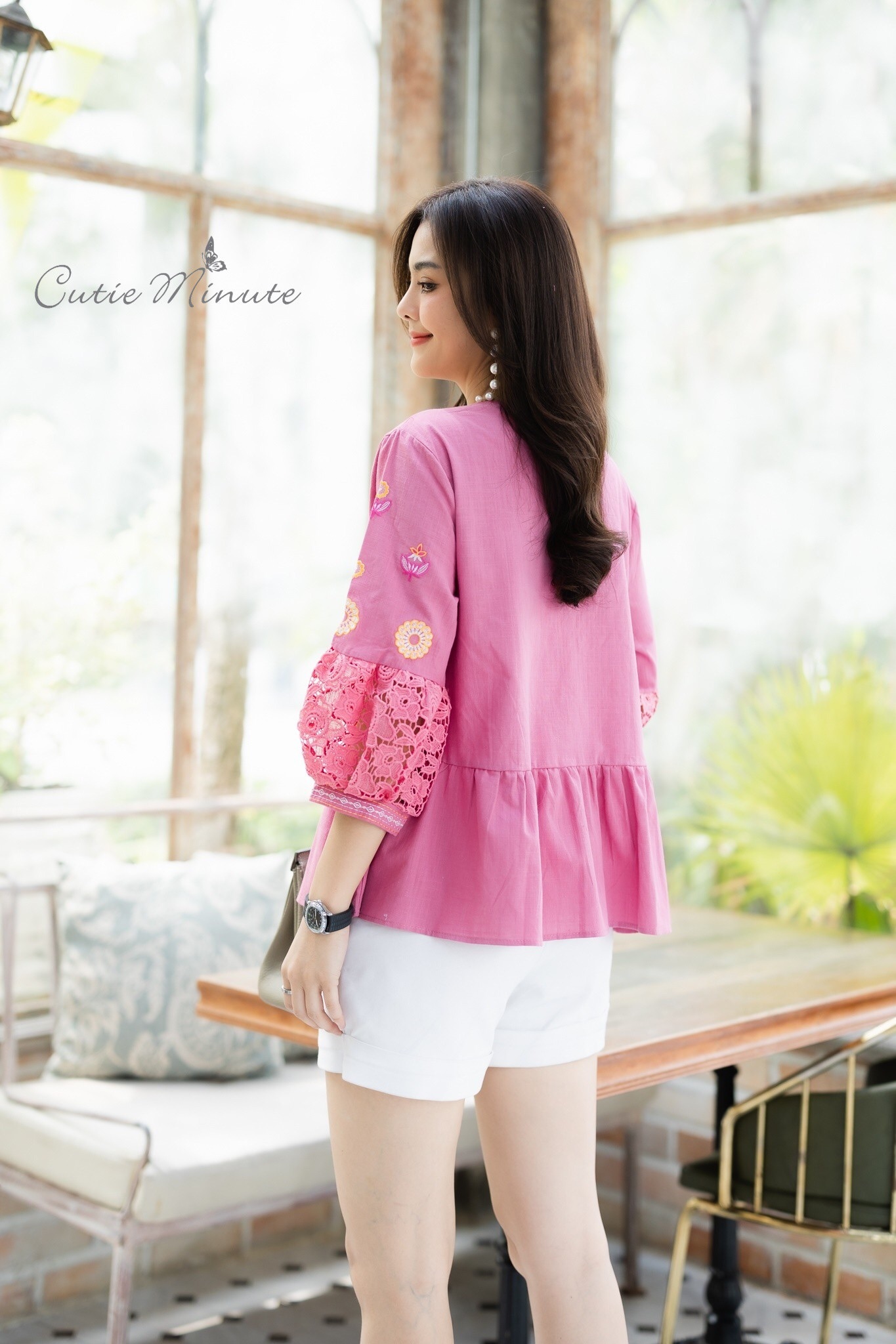 SaLe++#Cutie Minute B3695 เสื้อลินินเกรดพรีเมี่ยม เนื้อผ้าขึ้นลาย เนื้อผ้ามีความนุ่ม ผ้าดีมากค่ะ งานปักฝีมือสวยมากๆค่ะ แต่งเติมแขนด้วยลูกไม้เนื้อหนาสวยสวย เสื้อดีเทลจับจีบระบายเล็กๆ งานปักสวยเนียบ ใส่สวย ใส่สบายจริงๆค่ะ มี 4 สี ฟ้าคราม ส้มอิฐ เขียวไพร ชมพ