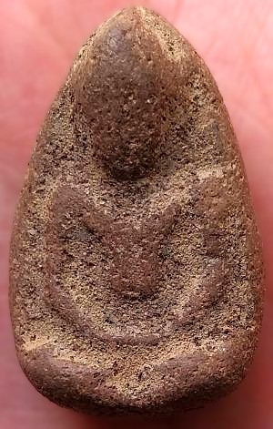 พระร่วงนั่ง เนื้อดิน กรุคลองกระเทียม สุพรรณบุรี