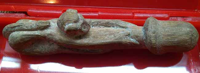 ลิงอุ้มปลัด ไม้แกะเก่า