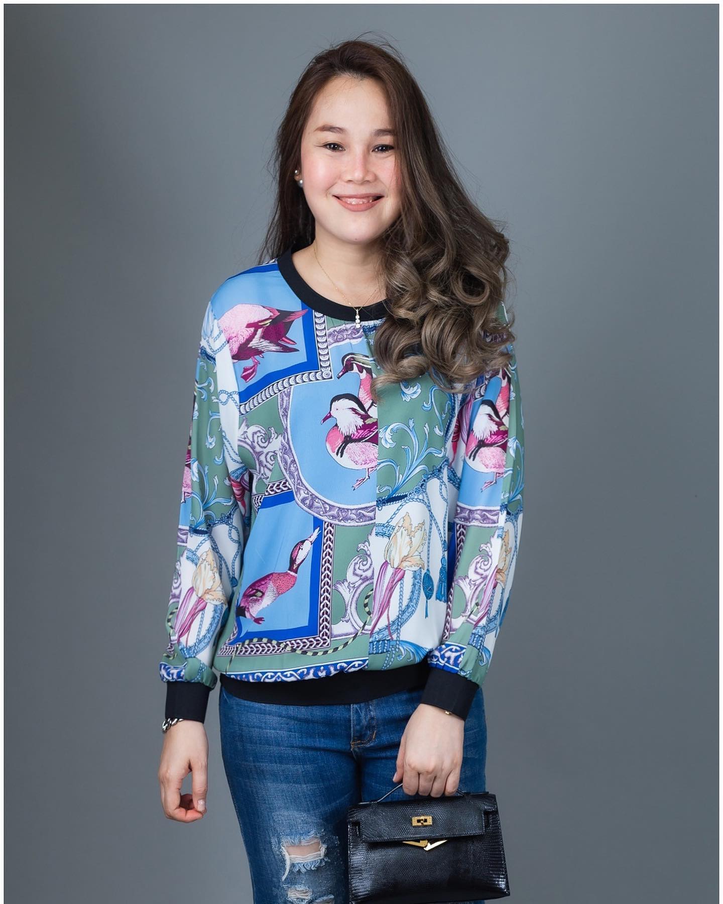 Sale+++#Blueberry Nights B3690 เสื้อทีเชิ้ตแขนยาว ผ้าโพลีเอสเตอร์ผสมเนื้อนุ่มเกรดพรีเมี่ยม ตัดเย็บสวยเนี้ยบสไตล์แบรนด์เนมสุดหรู ดีเทลพิมพ์ลายแบรนด์เนมสีคมชัดสวยเป๊ะ เหมาะสำหรับสาวๆๆรอบอก(36-46) ใส่สวยได้ทุกๆโอกาส หรูหราไฮคลาส ใส่สบายมากค่ะ 3 แบรนด์สไตล์ N