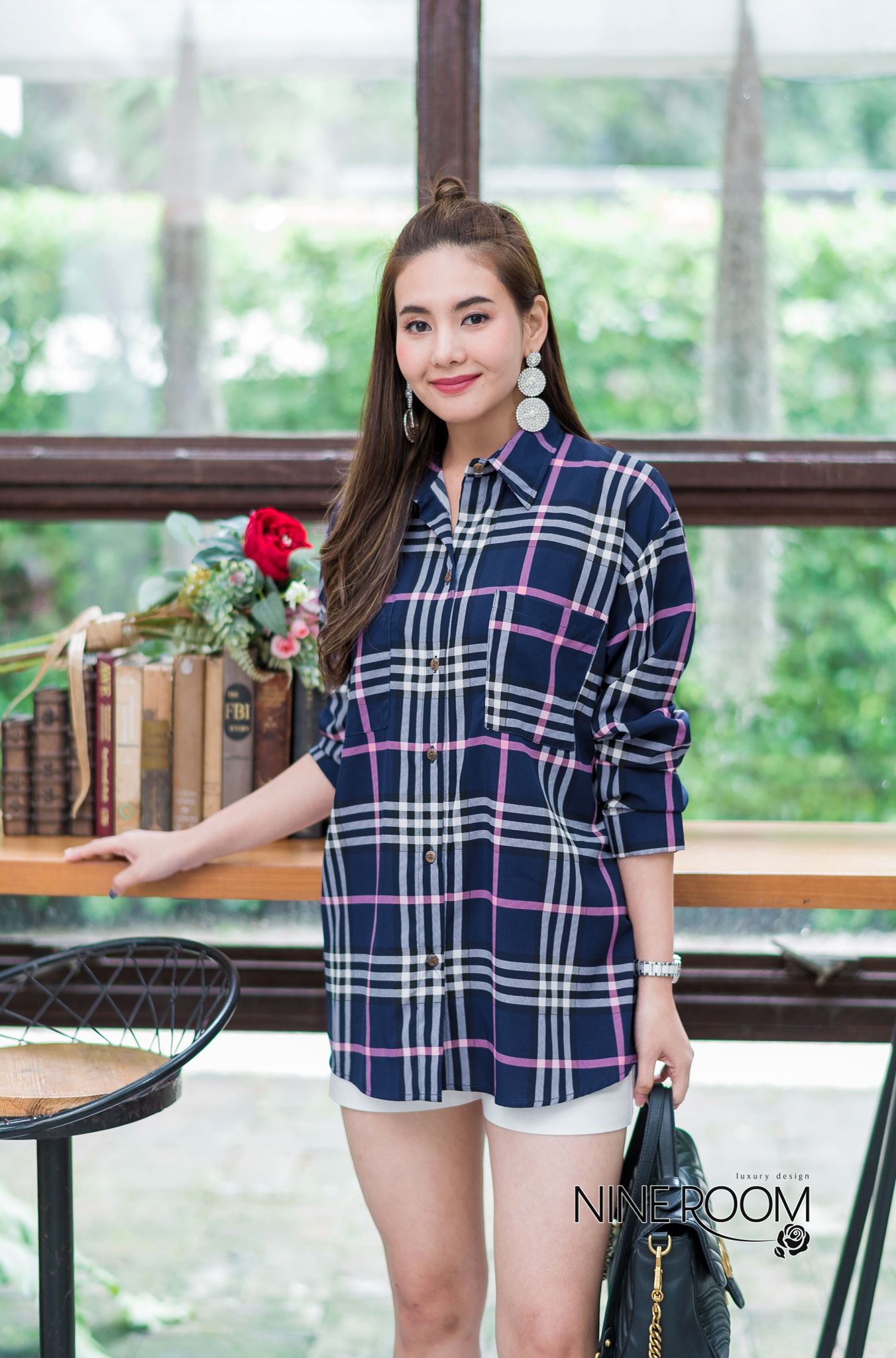 SaLe++B3606 เสื้อเชิ๊ตแขนยาวคอปกพร้อมสาบกระดุมยาวด้านหน้า ใช้ผ้าซิลล์ผสมโพลี่ฯผสมซิลล์ (poly mix silk) ผ้านุ่มผิวสัมผัสดี ใส่สบาย เพิ่มความโดดเด่นด้วยลายพิมพ์สไตล์ไฮแบรนด์ ค่ะ •Color |3 สี 1.CREAM/ครีม 2.NAVY BLUE/กรม 3.PINK/ชมพู •Size อก46"สะโพก48&q