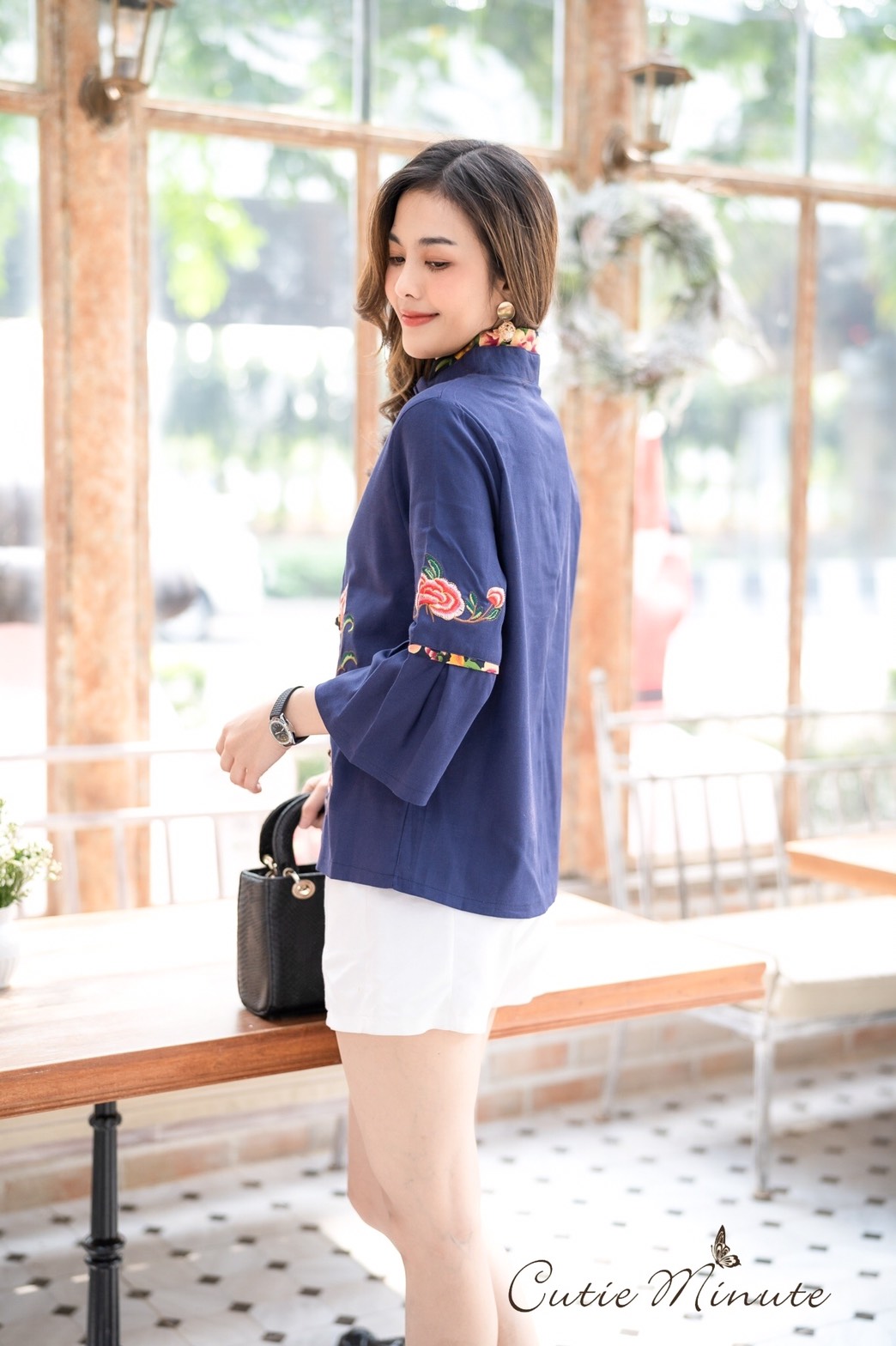 Sale+++#Cutie Minute B3639 เสื้อผ้าฝ้ายลินินเกาหลีเกรดพรีเมี่ยม เสื้อไตส์จีนเก๋เก๋ ดีเทลปกคอ2ชั้นจับจีบสวยงาม แขนจับจีบบานนิดๆ มาพร้อมงานปักดอกไม้สวยมากค่ะ ดีเทลเเน่นทั้งตัว สวยเลอค่ามากค่ะ มี สี เขียว กรม ส้ม อก ฟรีไซส์ 43" เอว ฟรีไซส์ 43" สะโพ