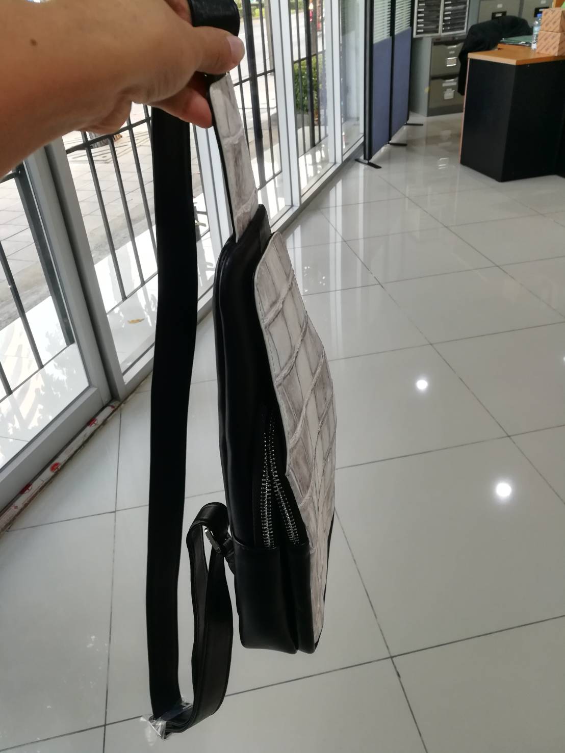 กระเป๋าหนังจระเข้แท้คาดไหล่, คาดหลัง, สะพายลำลอง