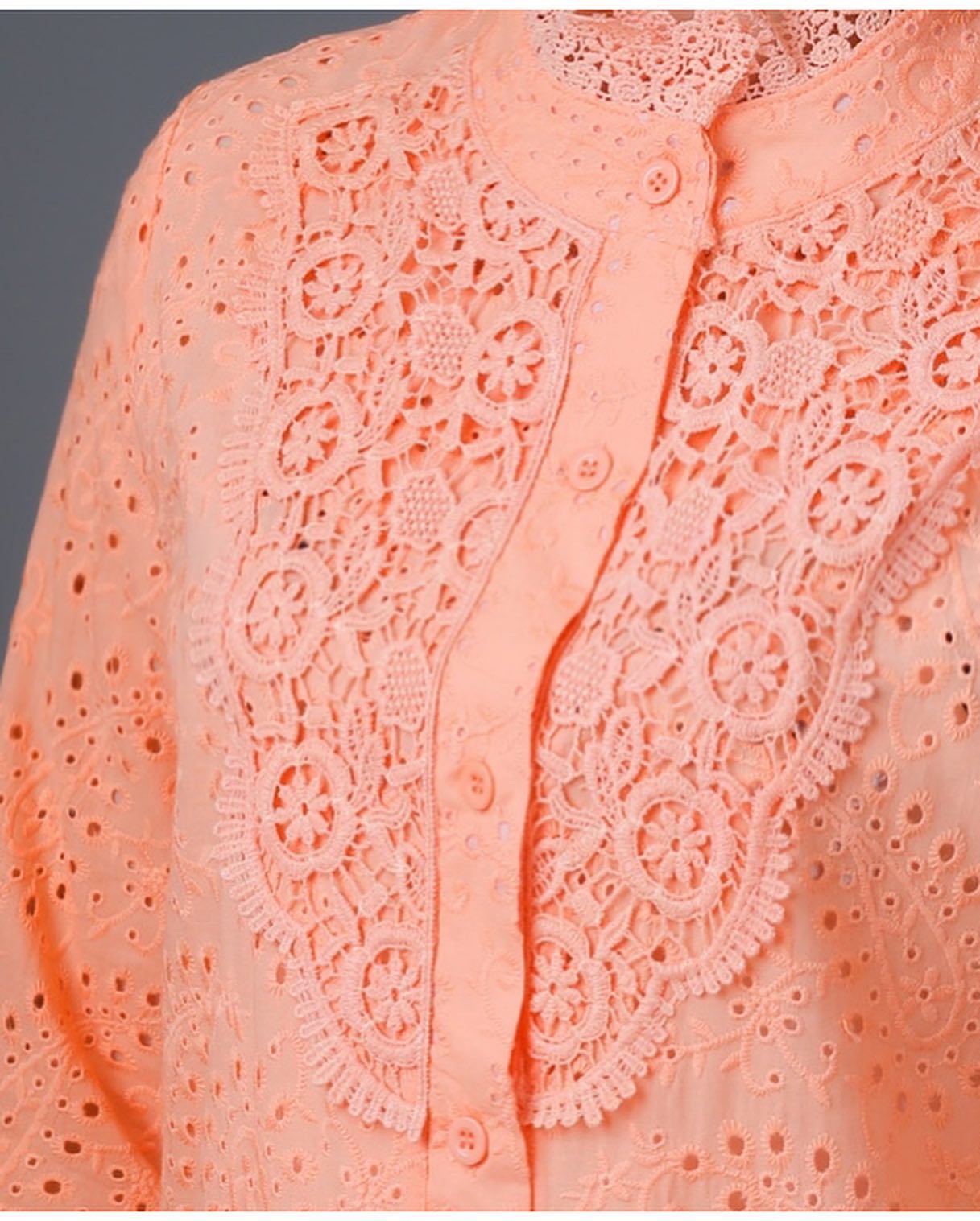 Sale+++#Blueberry Nights B3676 New เสื้อคอตต้อนทีเชิ้ตแบรนด์เนมเกาหลี ผ้าคอตต้อนเกรดพรีเมี่ยม เนื้อดีมากสัมผัสนุ่มเบาใส่สบายค่ะ แพทเทิร์นเสื้อทีเชิ้ต ดีเทลผ้าคอตต้อนฉลุปักลายสวยทั้งตัว กระดุมหน้ายาวตลอด ช่วงอกประดับลูกไม้สวยหรู ปลายแขนยางยืด เหมาะสำหรับสา