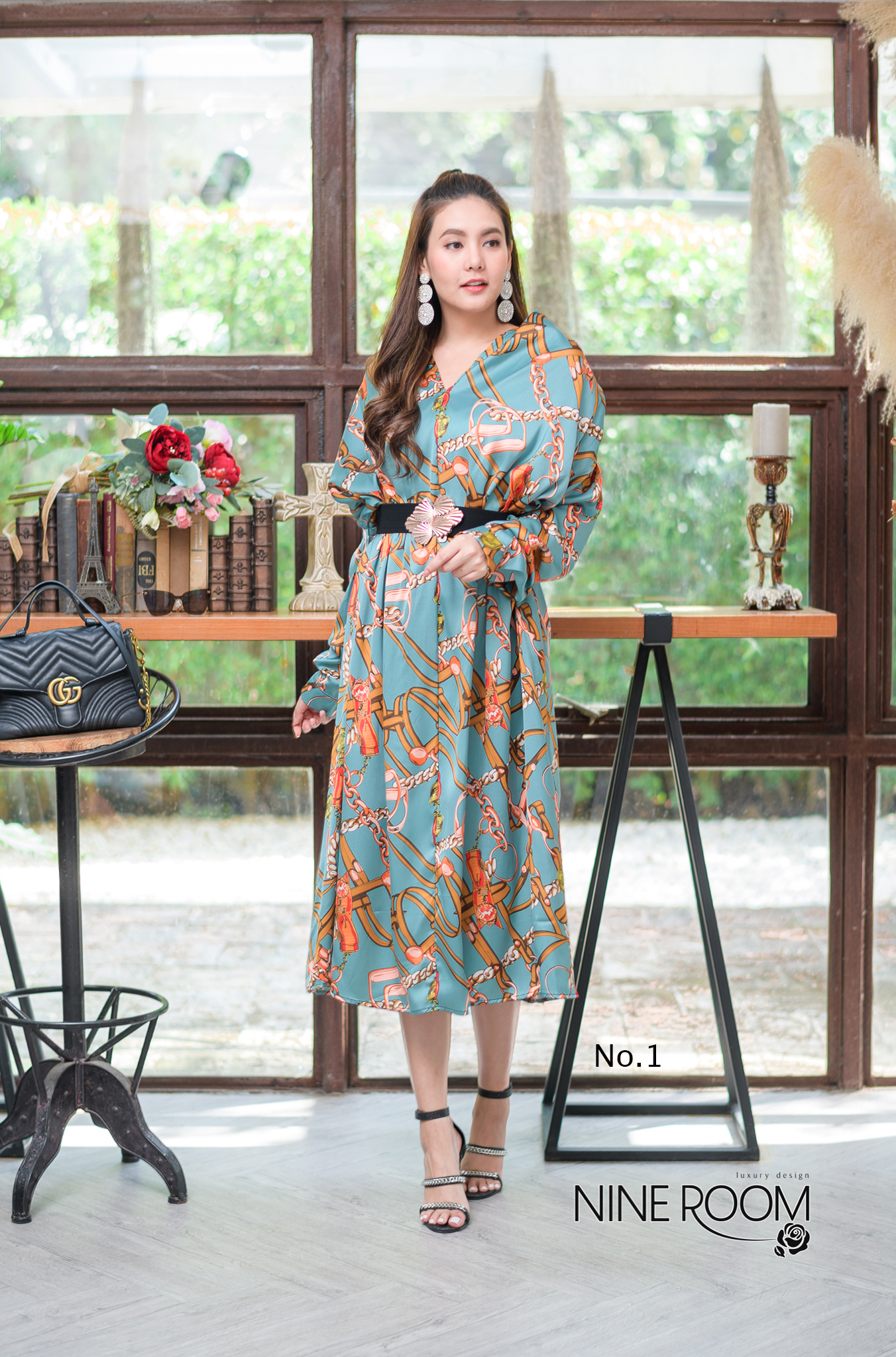 SaLe+++#Nine room 14088 MAXI DRESS - แม๊กซี่เดรสคอถ่วงส่วนด้านหลังจับจีบ เป็นทรงปล่อยๆ ใช้ผ้าซาตินผสมซิลล์เกรดพรีเมี่ยม(PREMIUM SATIN MIX SILK) ซึ่งรวมเอาคุณสมบัติที่ดีของผ้าทั้งสองแบบ ทำให้ตัวผ้าให้ผิวสัมผัสดี นุ่ม ใส่สบายมาก โดดเด่นด้วยงานพิมพ์สไตล์ไฮแบ