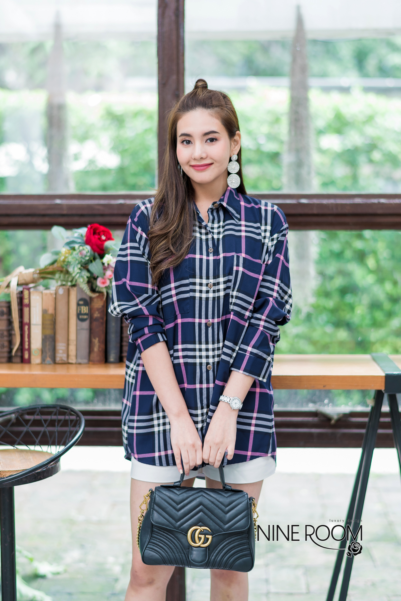 SaLe++B3606 เสื้อเชิ๊ตแขนยาวคอปกพร้อมสาบกระดุมยาวด้านหน้า ใช้ผ้าซิลล์ผสมโพลี่ฯผสมซิลล์ (poly mix silk) ผ้านุ่มผิวสัมผัสดี ใส่สบาย เพิ่มความโดดเด่นด้วยลายพิมพ์สไตล์ไฮแบรนด์ ค่ะ •Color |3 สี 1.CREAM/ครีม 2.NAVY BLUE/กรม 3.PINK/ชมพู •Size อก46"สะโพก48&q