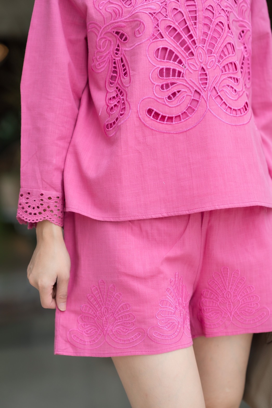 SaLe++14015**ชุดเซ็ท+Maskขาสั้นผ้าลินินเกรดพรีเมี่ยม เนื้อผ้าดี งานดีเทลปักฉลุทั้งตัวสวยมากค่ะ อลังการสุดๆ แต่งขอบตัวผ้าลูกไม้ ชุดเซ็ทดีไซน์สวยเก๋ มีซับในทั้งชุด กางเกงมีกระเป๋าซ่อน ชุดสวยผ้าดีใส่สบาย เหมาะกับอากาศบ้านเรามากๆค่ะ ** Mask ทรงสวยปรับเข้ากับโ