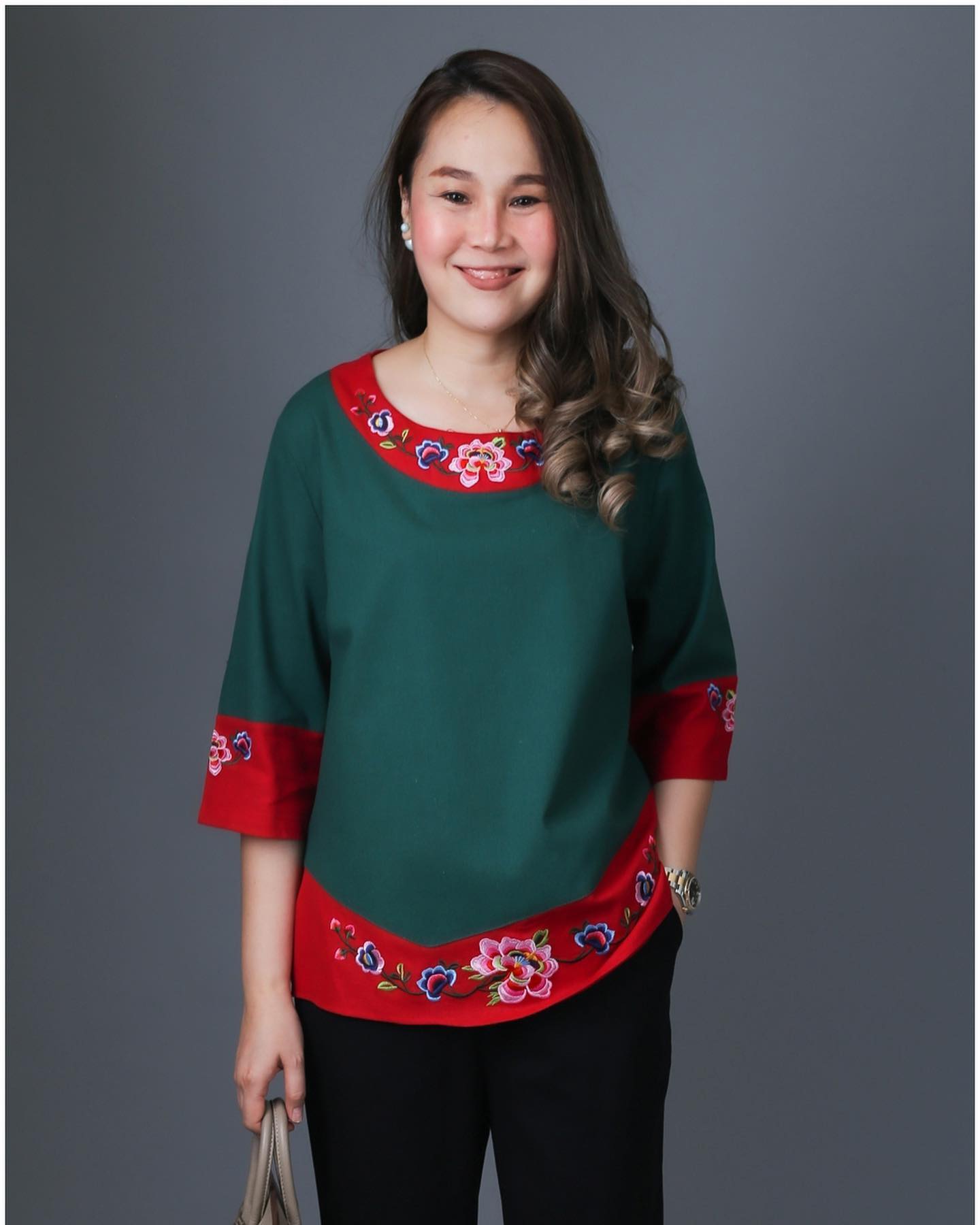 BLUEBERRY NIGHTS 14130 ชุดเซ็ตผ้าฝ้ายธรรมชาติ เสื้อผ้าฝ้ายธรรมชาติเนื้อดีเกรดพรีเมี่ยม เนื้อผ้านุ่มใส่สบายมากๆๆ ดีเทลผ้าสีพื้นตัดสลับสี ปักลวดลายดอกไม้หน้าและหลัง แพทเทิร์นกางเกงสีพื้นขายาว เอวยางยืดอิลาสติกอย่างดี มีกระเป๋าข้างซ้าย-ขวา ใส่สบายมากๆ ใส่เที