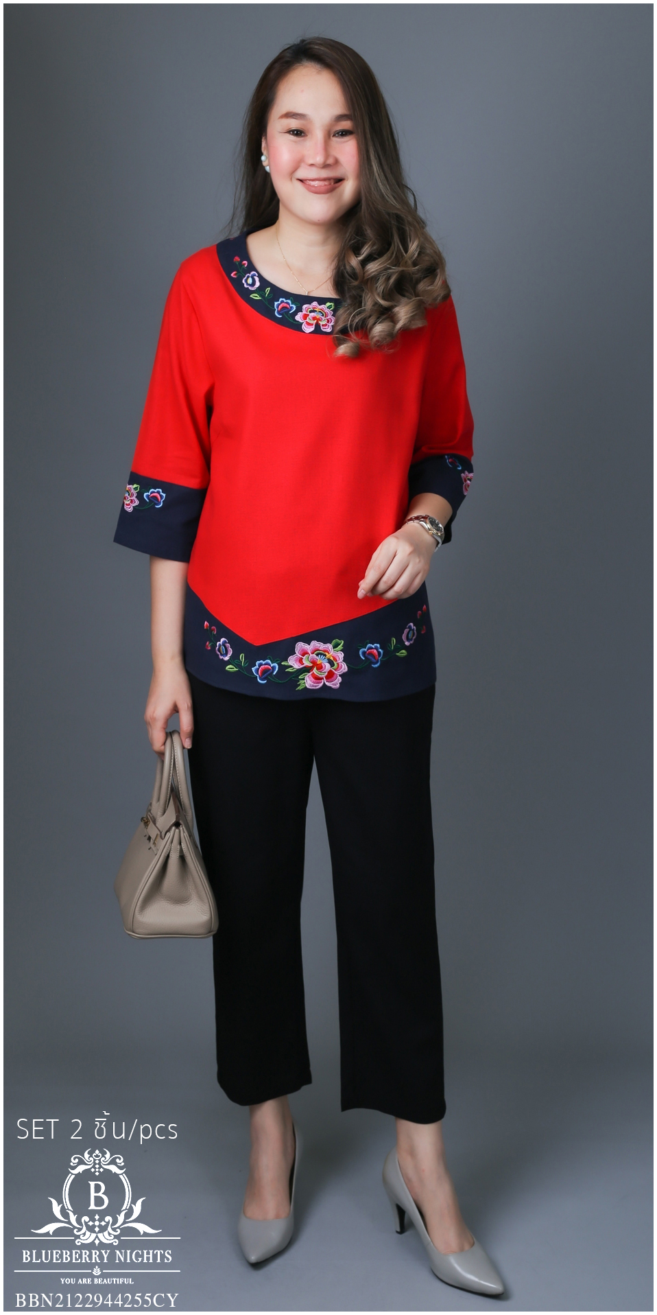 BLUEBERRY NIGHTS 14130 ชุดเซ็ตผ้าฝ้ายธรรมชาติ เสื้อผ้าฝ้ายธรรมชาติเนื้อดีเกรดพรีเมี่ยม เนื้อผ้านุ่มใส่สบายมากๆๆ ดีเทลผ้าสีพื้นตัดสลับสี ปักลวดลายดอกไม้หน้าและหลัง แพทเทิร์นกางเกงสีพื้นขายาว เอวยางยืดอิลาสติกอย่างดี มีกระเป๋าข้างซ้าย-ขวา ใส่สบายมากๆ ใส่เที