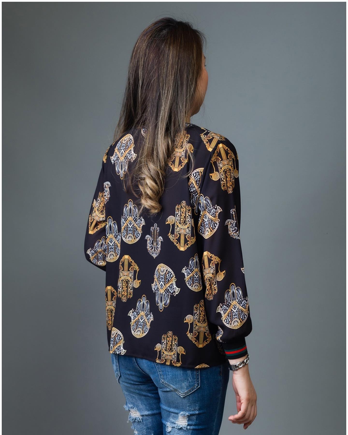 SaLe++ #Blueberry Nights B3679 NEW พรีเมี่ยมคลาสสิคเสื้อแบรนด์เนมทีเชิ้ตคอวีแขนยาว ผ้าโพลีเอสเตอร์ผสมเนื้อนุ่มเกรดพรีเมี่ยม ตัดเย็บสวยเนี้ยบสไตล์แบรนด์เนมสุดหรู แพทเทิร์นเสื้อคอวีแขนยาว ปลายแขนยางยืดสุดเก๋ พิมพ์ลายสีคมชัดสวยเป๊ะ เหมาะสำหรับสาวๆๆรอบอก(36-4