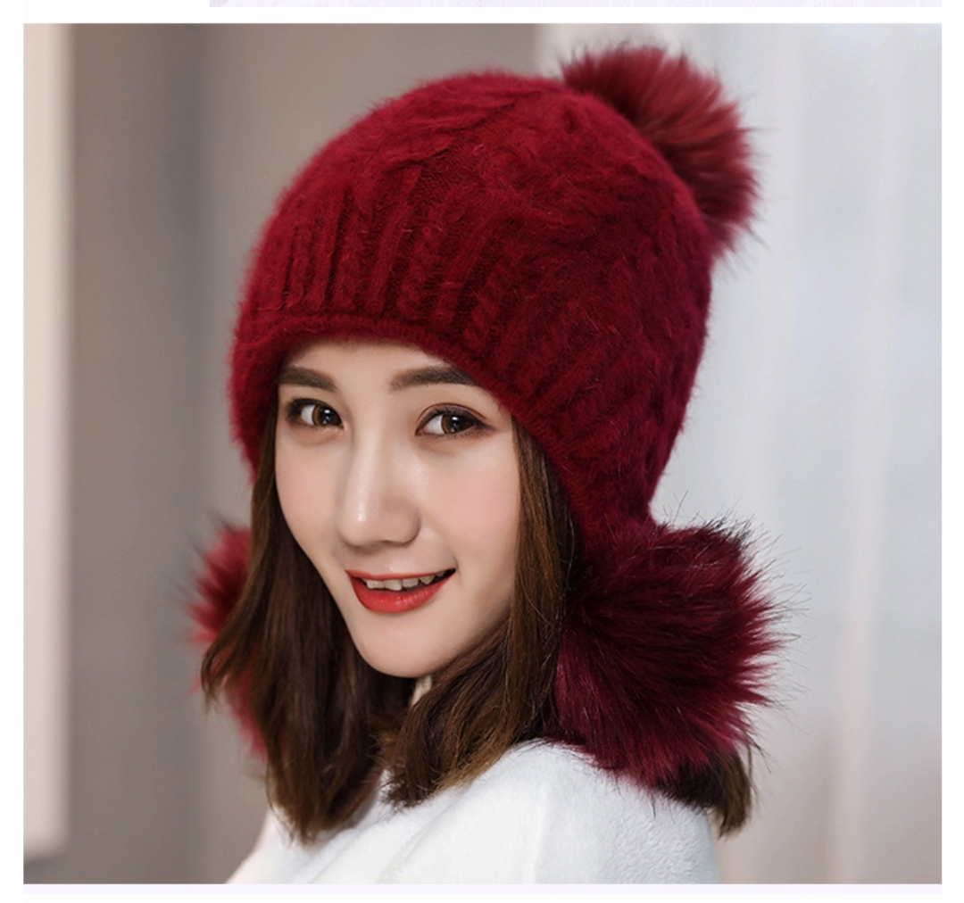 หมวกกันหนาวไหมพรมบุขนกระต่ายสีแดงไวน์ ทรงบีนนี่ยาวปิดหูพร้อมตุ้มเฟอร์น่ารัก3 ตุ้ม(พร้อมส่ง)(FreeSize)