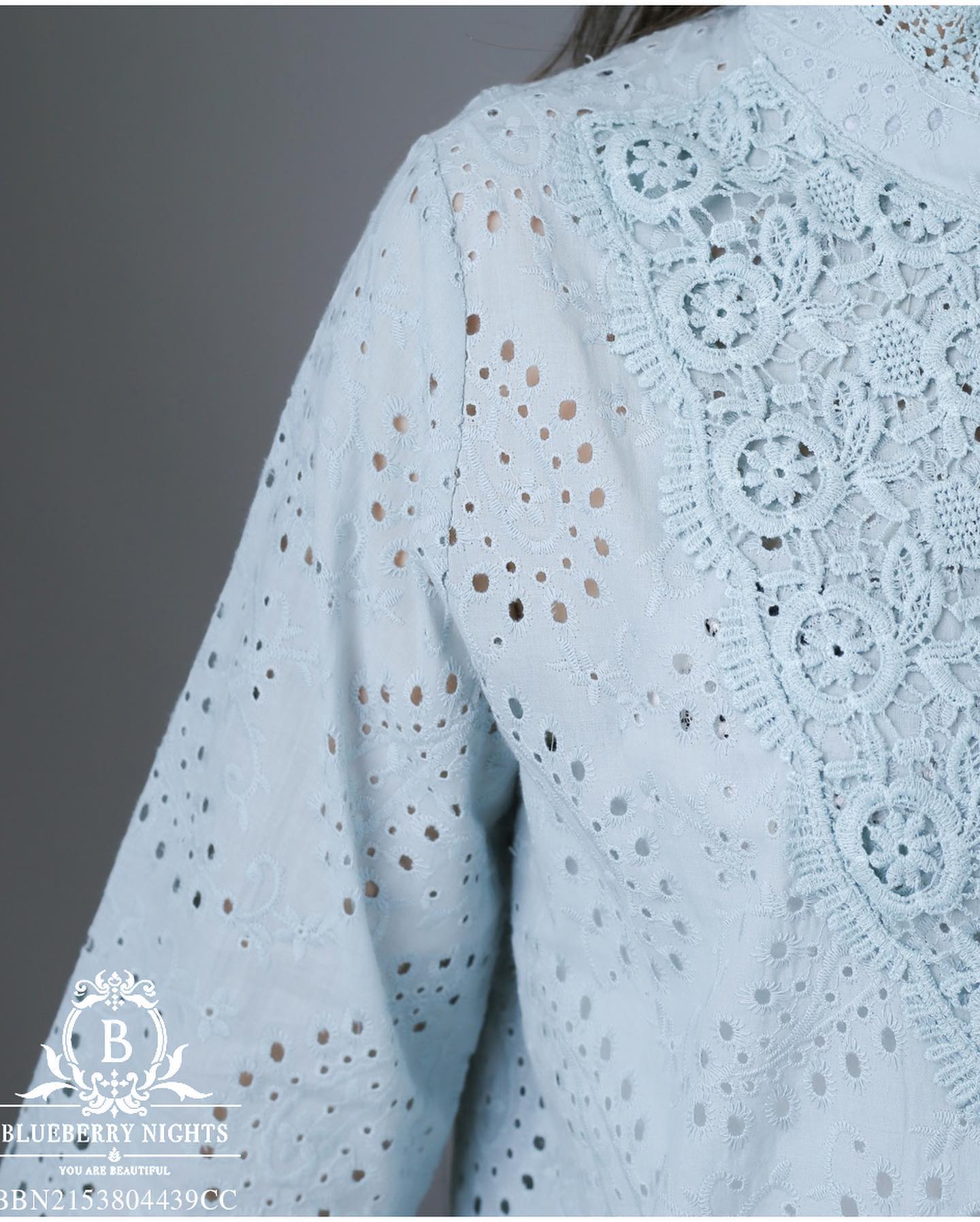 Sale+++#Blueberry Nights B3676 New เสื้อคอตต้อนทีเชิ้ตแบรนด์เนมเกาหลี ผ้าคอตต้อนเกรดพรีเมี่ยม เนื้อดีมากสัมผัสนุ่มเบาใส่สบายค่ะ แพทเทิร์นเสื้อทีเชิ้ต ดีเทลผ้าคอตต้อนฉลุปักลายสวยทั้งตัว กระดุมหน้ายาวตลอด ช่วงอกประดับลูกไม้สวยหรู ปลายแขนยางยืด เหมาะสำหรับสา