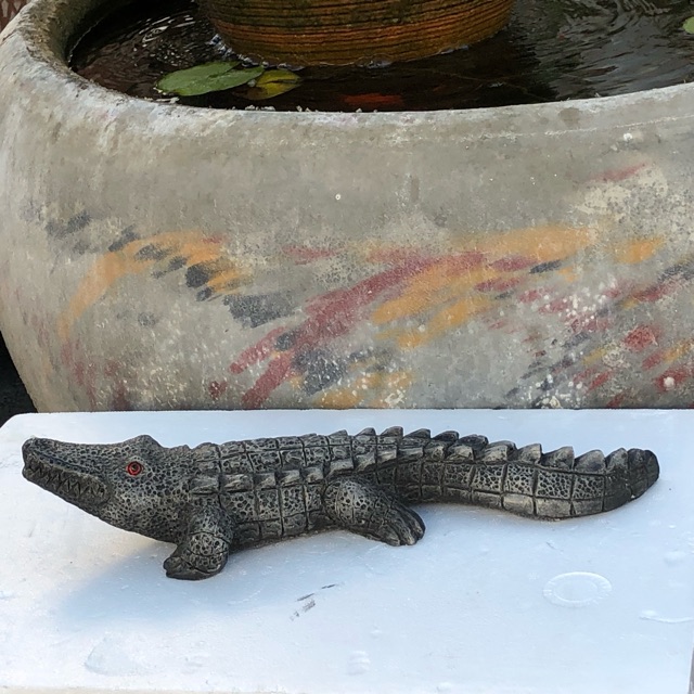 ตุ๊กตาจระเข้เเต่งสวน