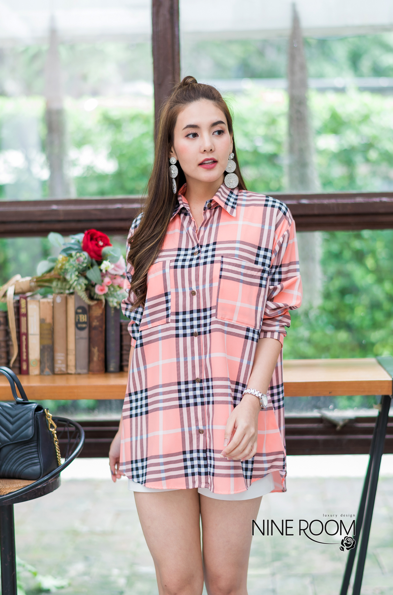 SaLe++B3606 เสื้อเชิ๊ตแขนยาวคอปกพร้อมสาบกระดุมยาวด้านหน้า ใช้ผ้าซิลล์ผสมโพลี่ฯผสมซิลล์ (poly mix silk) ผ้านุ่มผิวสัมผัสดี ใส่สบาย เพิ่มความโดดเด่นด้วยลายพิมพ์สไตล์ไฮแบรนด์ ค่ะ •Color |3 สี 1.CREAM/ครีม 2.NAVY BLUE/กรม 3.PINK/ชมพู •Size อก46"สะโพก48&q