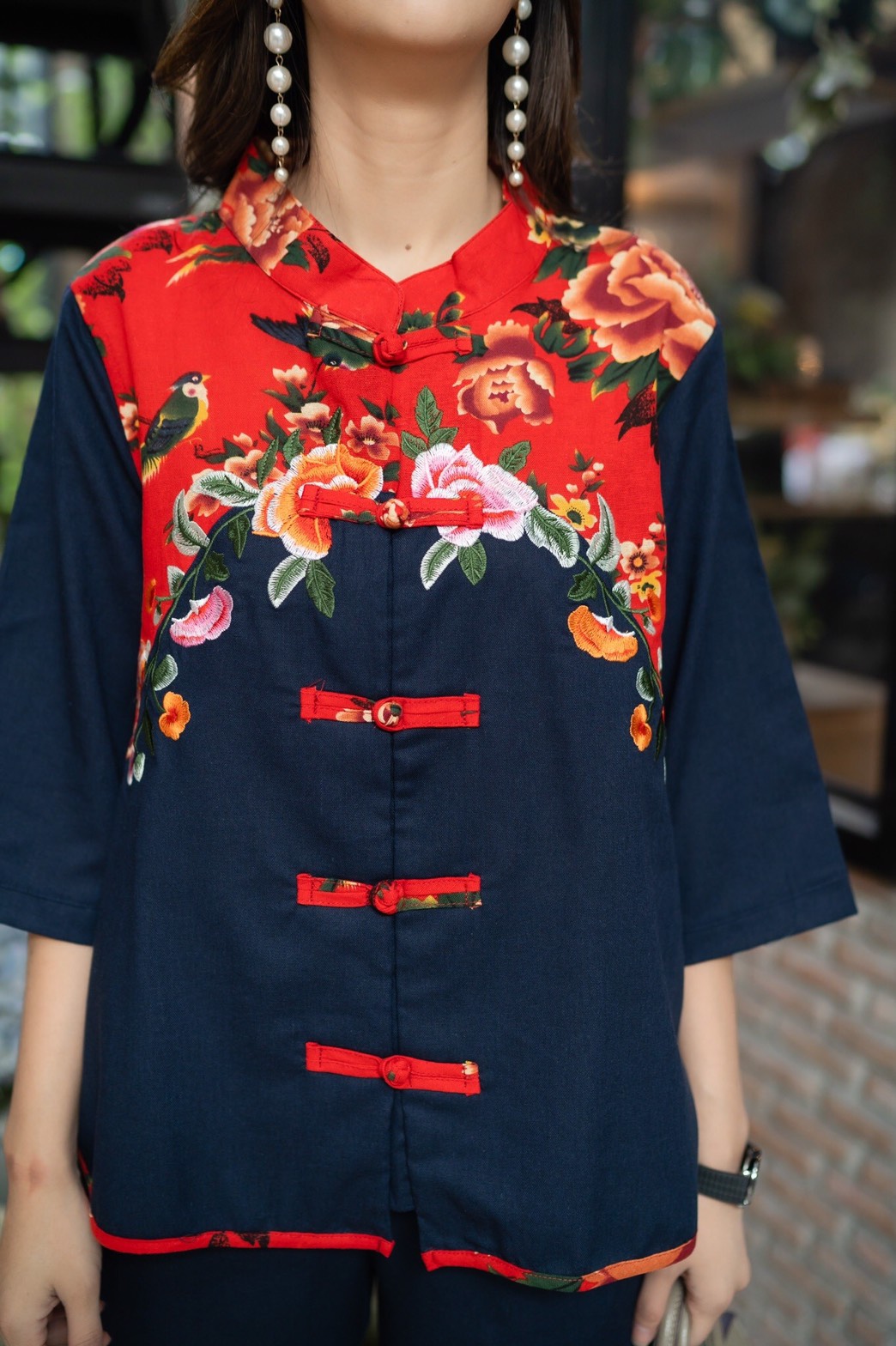 SaLe++#Cutie Minute 14110 ชุดเซ็ทผ้าลินินเกรดพรีเมี่ยม เนื้อผ้านิ่มกำลังดี ดีเทลตกแต่งด้วยงานปักผสมผ้าลายดอกไม้ กางเกงมีกระเป๋าซ่อน ชุดเเต่งด้วยกระดุมจีน กุ้นขอบที่ชายเสื้อ ชุดนี้สวยมากค่ะ ใส่ชุดเดียวสวยสมบูรณ์แบบเลยนะคะ หรือจะแยกชิ้นใส่แมทช์กับชุดอื่นก็ส