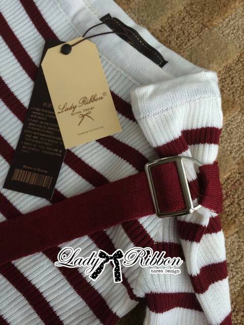 SAlE++D7446**set ผ้าไหมพรมทอลายทางสีแดง ตัวนี้จะเหมือนกับเป็นเอี๊ยมหน่อยๆนะคะ คือมีสายคาดจากไหล่ไปถึงกระโปรงน่ารักมากๆ ช่วงตัวเสื้อเป็นแขนสามส่วน ทอลายทางสีแดง-ขาว ช่วงกระโปรงที่เป็นเหมือนใส่เอี๊ยมเป็นสีแดงทั้งหมด ติดกระดุมด้านหน้า ผ่าหน้าด้วยแต่ไม่สูงค่ะ