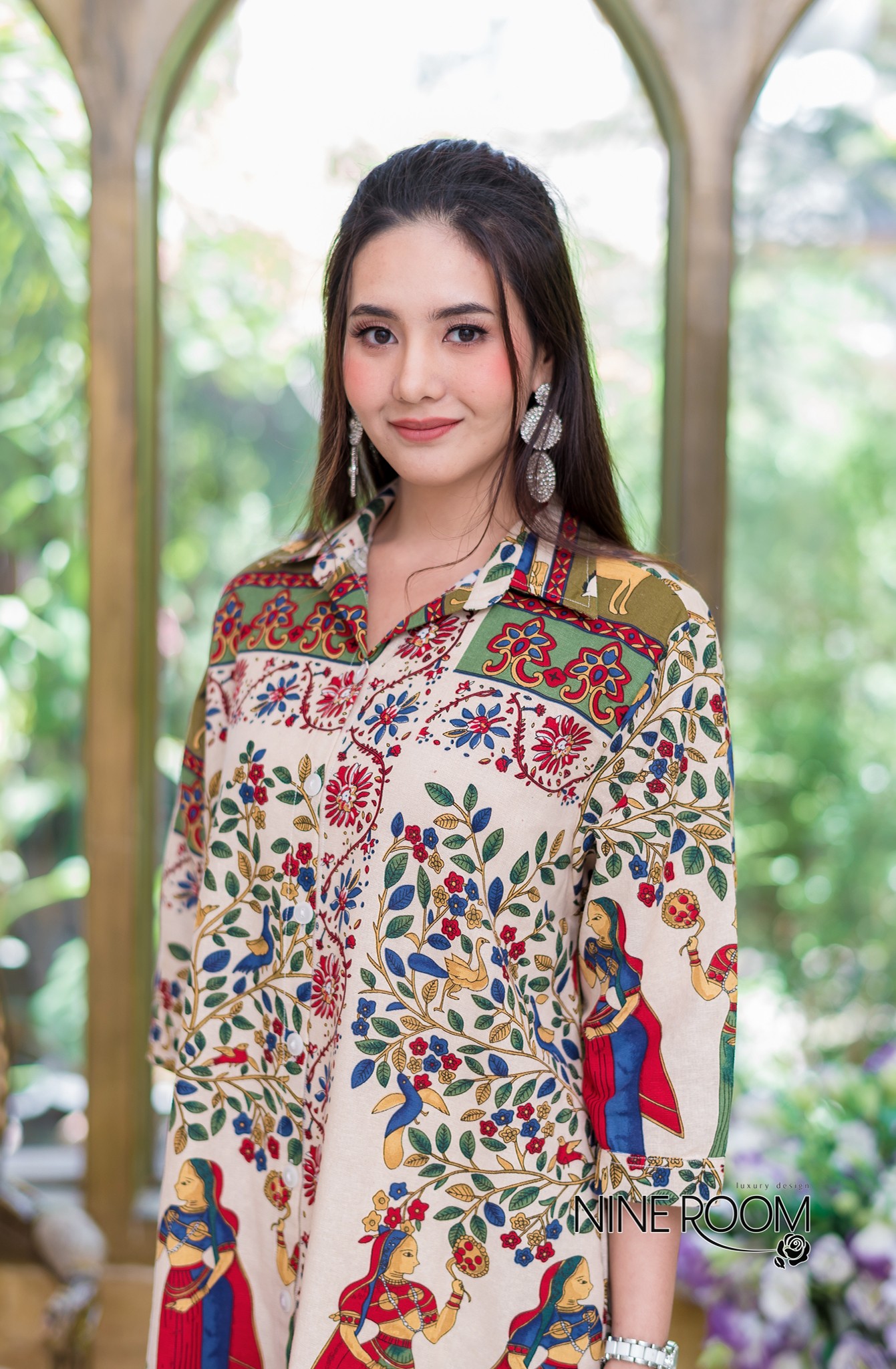 SaLe+++#Nine Room 14046 SHIRT DRESS -เชิ๊ตเดรสคอปก พร้อมสาบกระดุมยาวด้านหน้าใช้ผ้าฝ้ายผสมลินิน(cotton mix linen) ตัวผ้าไม่หนา-ไม่บาง ระบายอากาศดี ไม่ร้อน มีความโดดเด่นด้วยลายอิยิปต์-ฟาโรห์ลายสวยๆทั้งตัว เสริมคัทติ้งด้วยการผ่าชายข้างเพื่อความสวยงาม และมีกร