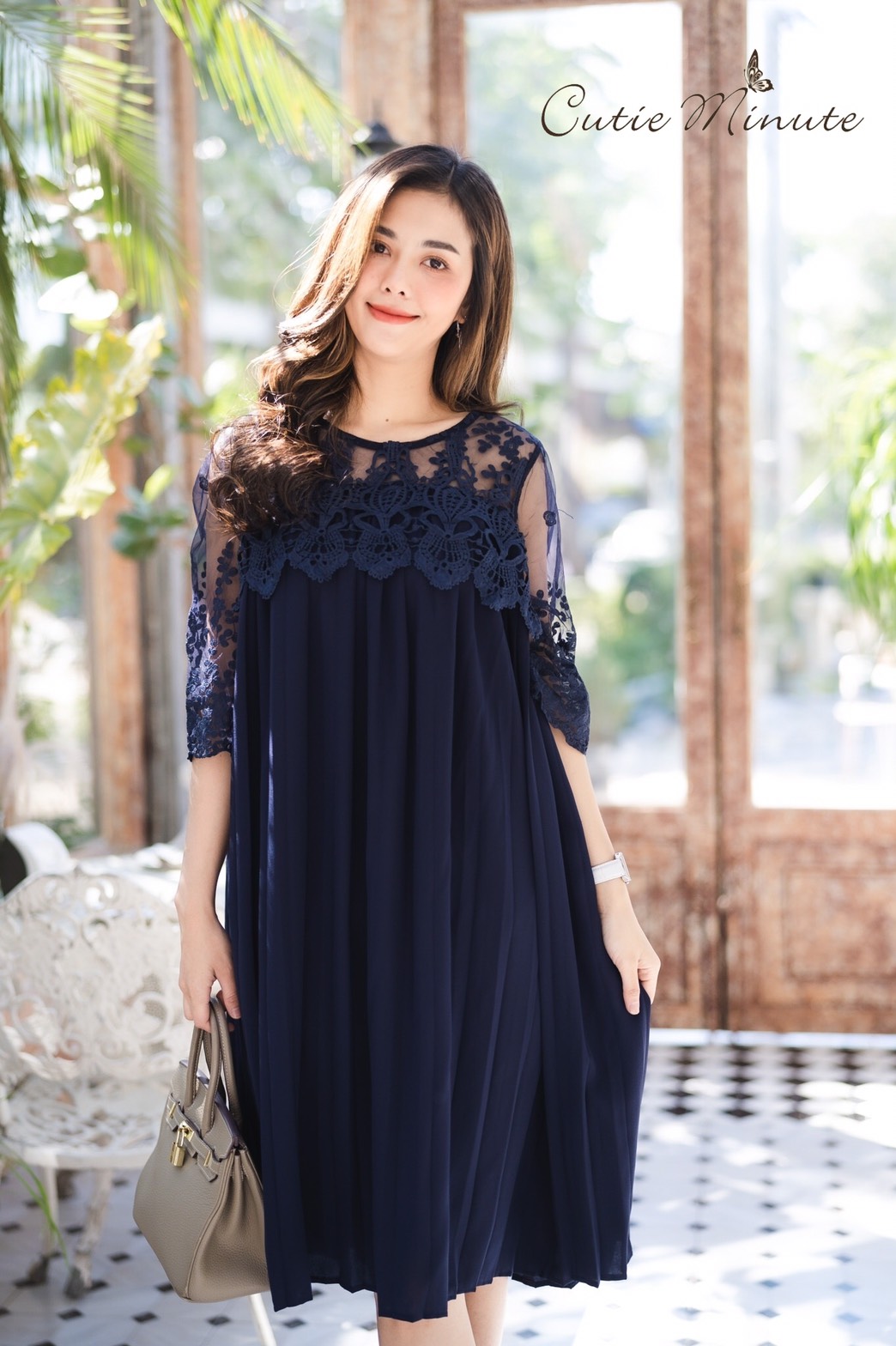 Sale+++#Cutie Minute 14104 เดรสผ้าชีฟองเกาหลีเกรดพรีเมี่ยม เนื้อผ้าดีมากค่ะ อัดพลีทแน่นๆ ด้านบนใช้ผ้าออเเกนซ่างานปักลูกไม้สุดหรูเริ่ด เดรสทรงโอเวอร์ไซส์ใส่เก๋ๆ สวยครบจริงๆค่ะ ใส่ไปงานดูดีสุดสุด งานสวยตัดเย็บดีเนี๊ยบ มี 5 สี เลือดหมู กรม ชมพูกลีบบัว (สีใหม