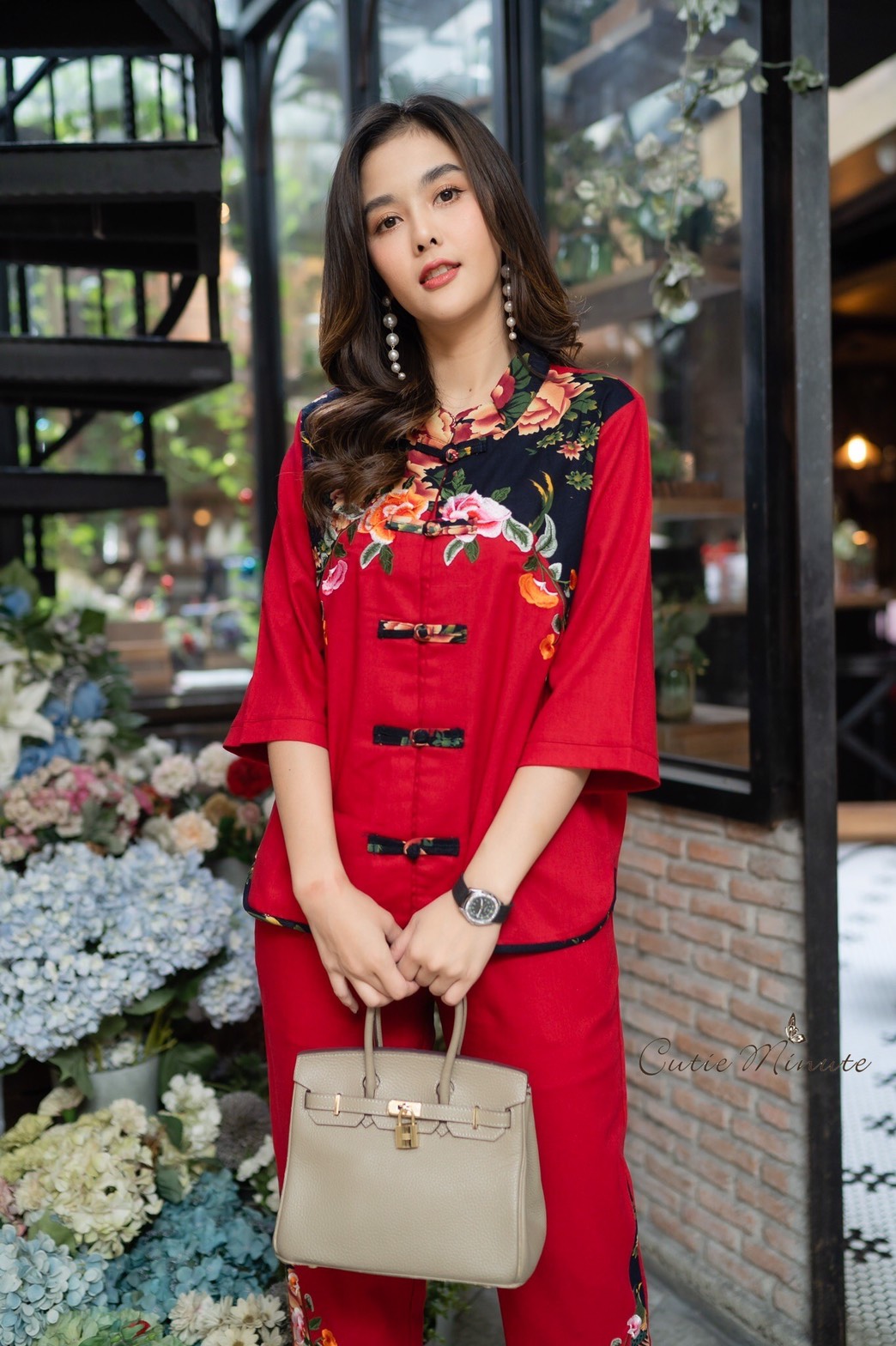 SaLe++#Cutie Minute 14110 ชุดเซ็ทผ้าลินินเกรดพรีเมี่ยม เนื้อผ้านิ่มกำลังดี ดีเทลตกแต่งด้วยงานปักผสมผ้าลายดอกไม้ กางเกงมีกระเป๋าซ่อน ชุดเเต่งด้วยกระดุมจีน กุ้นขอบที่ชายเสื้อ ชุดนี้สวยมากค่ะ ใส่ชุดเดียวสวยสมบูรณ์แบบเลยนะคะ หรือจะแยกชิ้นใส่แมทช์กับชุดอื่นก็ส