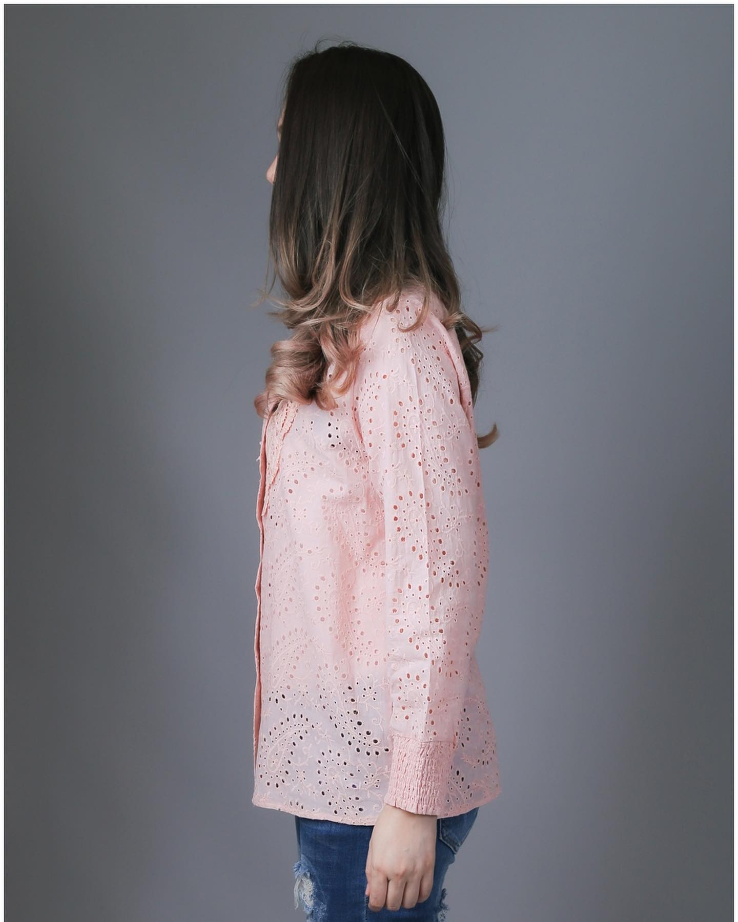 Sale+++#Blueberry Nights B3676 New เสื้อคอตต้อนทีเชิ้ตแบรนด์เนมเกาหลี ผ้าคอตต้อนเกรดพรีเมี่ยม เนื้อดีมากสัมผัสนุ่มเบาใส่สบายค่ะ แพทเทิร์นเสื้อทีเชิ้ต ดีเทลผ้าคอตต้อนฉลุปักลายสวยทั้งตัว กระดุมหน้ายาวตลอด ช่วงอกประดับลูกไม้สวยหรู ปลายแขนยางยืด เหมาะสำหรับสา