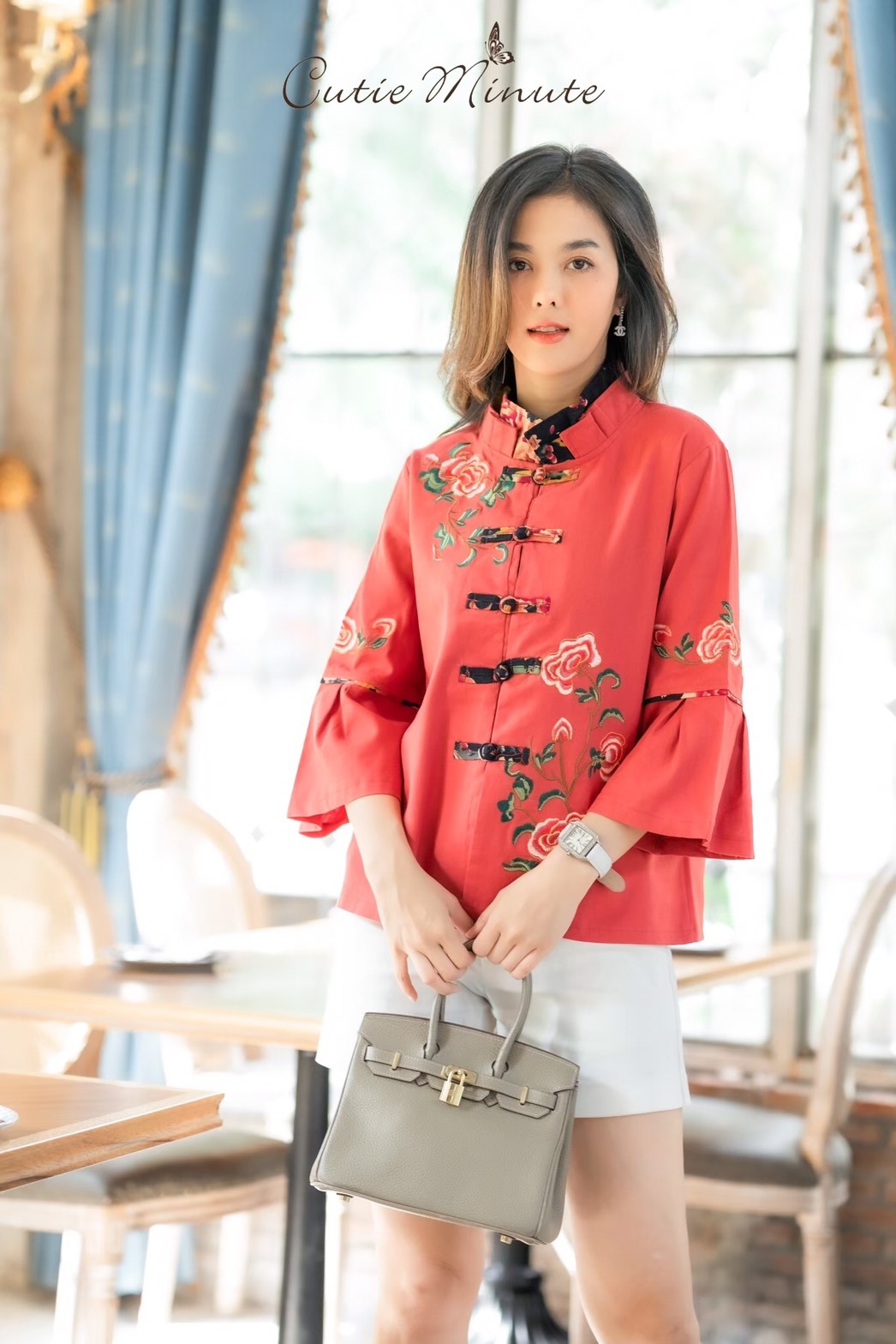 Sale+++#Cutie Minute B3639 เสื้อผ้าฝ้ายลินินเกาหลีเกรดพรีเมี่ยม เสื้อไตส์จีนเก๋เก๋ ดีเทลปกคอ2ชั้นจับจีบสวยงาม แขนจับจีบบานนิดๆ มาพร้อมงานปักดอกไม้สวยมากค่ะ ดีเทลเเน่นทั้งตัว สวยเลอค่ามากค่ะ มี สี เขียว กรม ส้ม อก ฟรีไซส์ 43" เอว ฟรีไซส์ 43" สะโพ