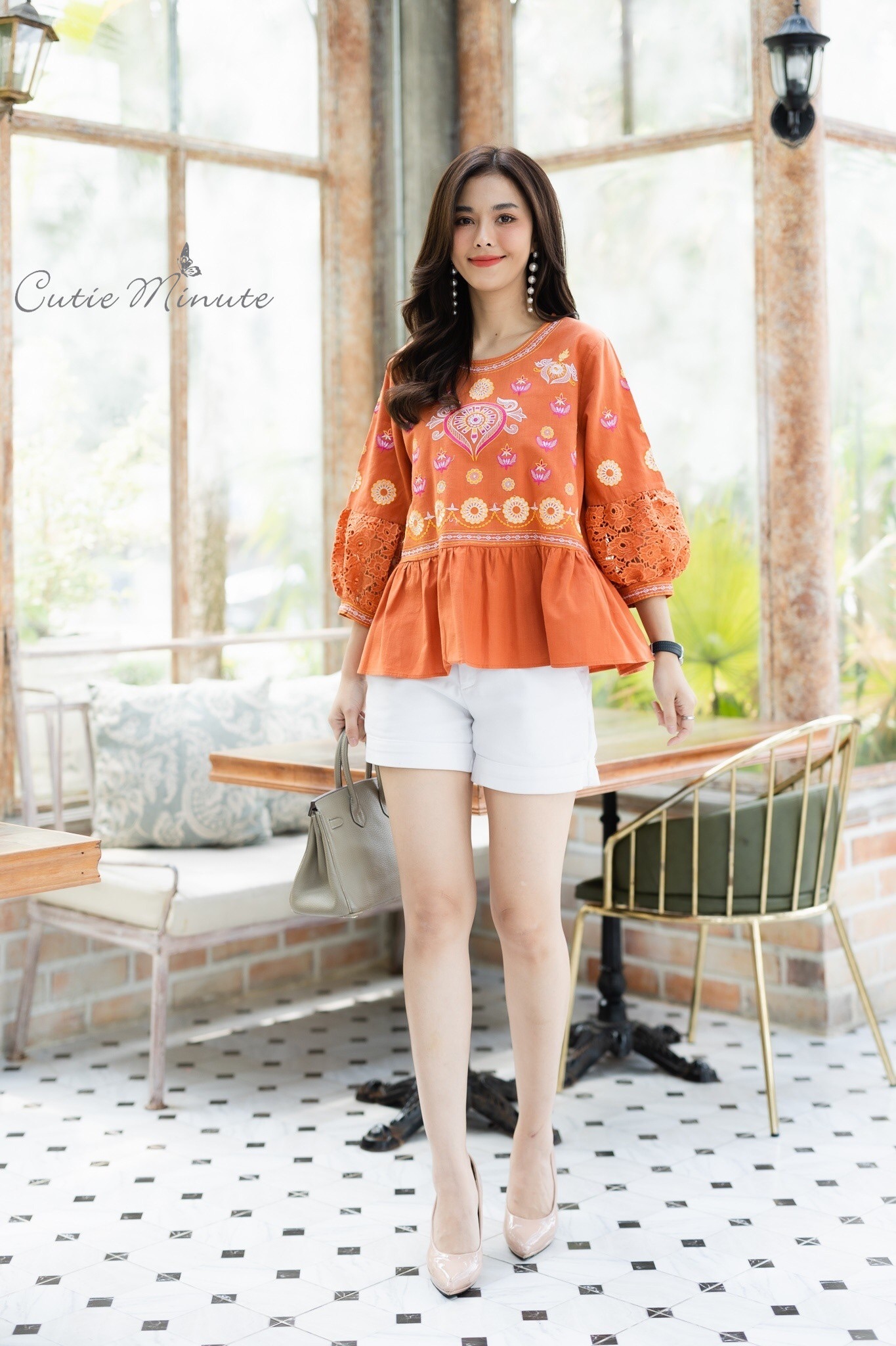 SaLe++#Cutie Minute B3695 เสื้อลินินเกรดพรีเมี่ยม เนื้อผ้าขึ้นลาย เนื้อผ้ามีความนุ่ม ผ้าดีมากค่ะ งานปักฝีมือสวยมากๆค่ะ แต่งเติมแขนด้วยลูกไม้เนื้อหนาสวยสวย เสื้อดีเทลจับจีบระบายเล็กๆ งานปักสวยเนียบ ใส่สวย ใส่สบายจริงๆค่ะ มี 4 สี ฟ้าคราม ส้มอิฐ เขียวไพร ชมพ