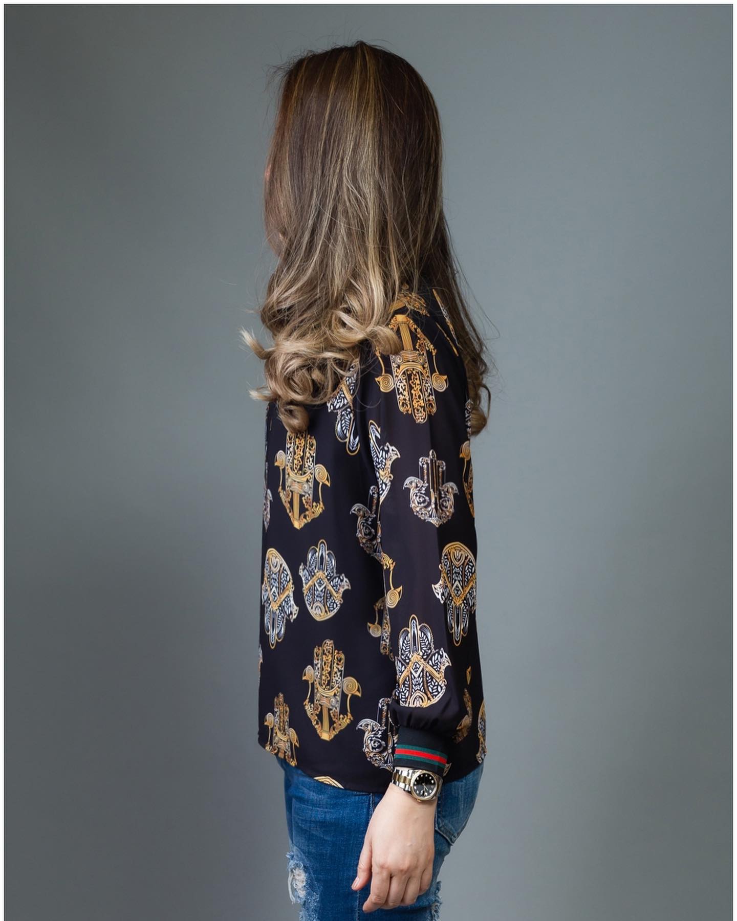 SaLe++ #Blueberry Nights B3679 NEW พรีเมี่ยมคลาสสิคเสื้อแบรนด์เนมทีเชิ้ตคอวีแขนยาว ผ้าโพลีเอสเตอร์ผสมเนื้อนุ่มเกรดพรีเมี่ยม ตัดเย็บสวยเนี้ยบสไตล์แบรนด์เนมสุดหรู แพทเทิร์นเสื้อคอวีแขนยาว ปลายแขนยางยืดสุดเก๋ พิมพ์ลายสีคมชัดสวยเป๊ะ เหมาะสำหรับสาวๆๆรอบอก(36-4