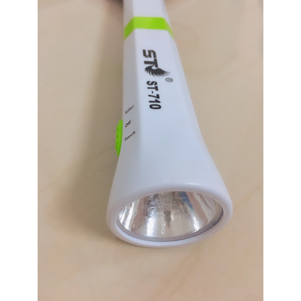 ไม้ตียุง รุ่น ST-710 Premium ชาร์จไฟได้ เป็นไฟฉายพกพาได้ ถอดด้ามได้ ใช้ไฟบ้าน 220V หน้ากว้าง 9 นิ้ว