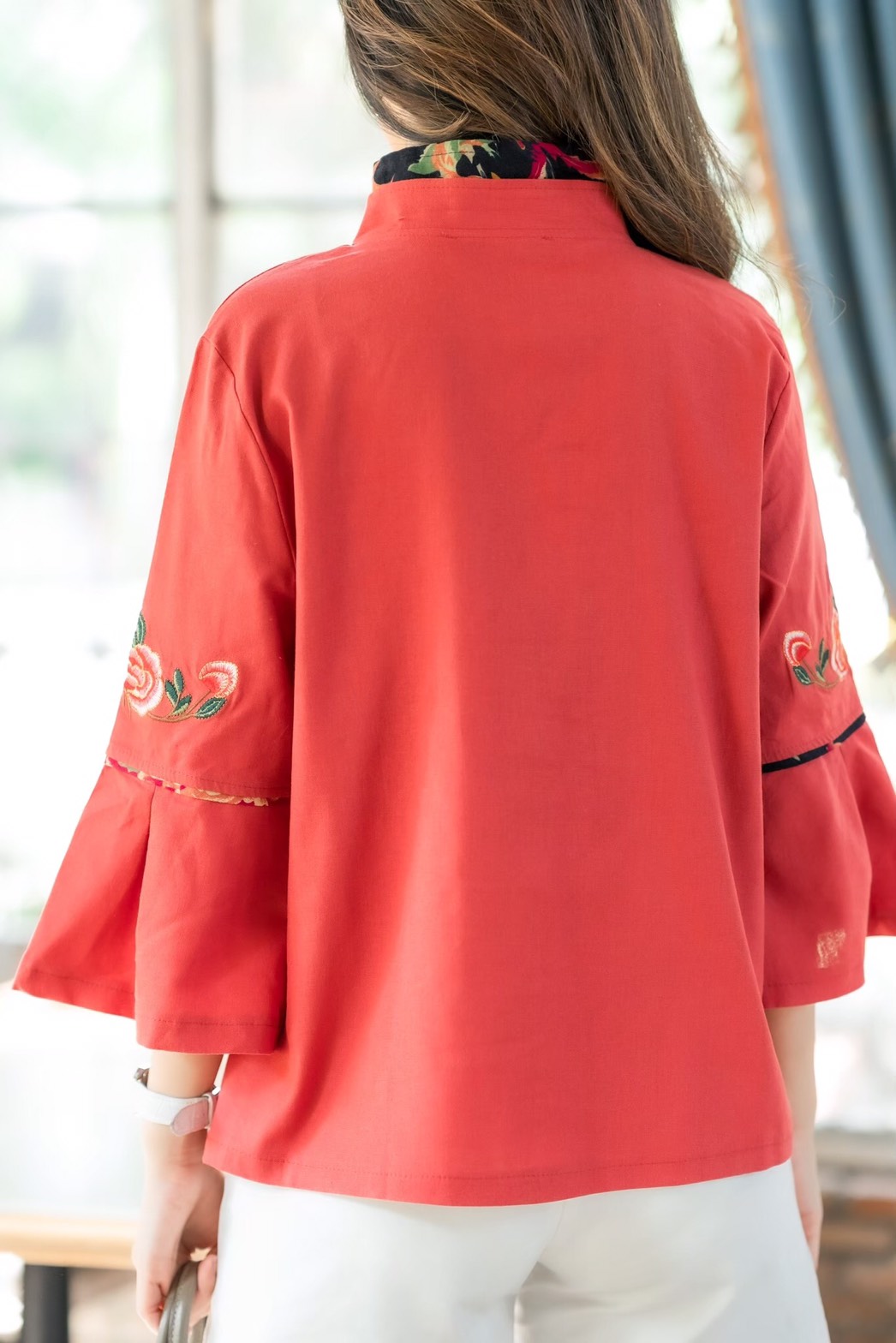 Sale+++#Cutie Minute B3639 เสื้อผ้าฝ้ายลินินเกาหลีเกรดพรีเมี่ยม เสื้อไตส์จีนเก๋เก๋ ดีเทลปกคอ2ชั้นจับจีบสวยงาม แขนจับจีบบานนิดๆ มาพร้อมงานปักดอกไม้สวยมากค่ะ ดีเทลเเน่นทั้งตัว สวยเลอค่ามากค่ะ มี สี เขียว กรม ส้ม อก ฟรีไซส์ 43" เอว ฟรีไซส์ 43" สะโพ