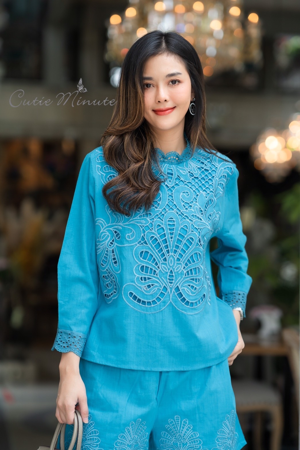 SaLe++14015**ชุดเซ็ท+Maskขาสั้นผ้าลินินเกรดพรีเมี่ยม เนื้อผ้าดี งานดีเทลปักฉลุทั้งตัวสวยมากค่ะ อลังการสุดๆ แต่งขอบตัวผ้าลูกไม้ ชุดเซ็ทดีไซน์สวยเก๋ มีซับในทั้งชุด กางเกงมีกระเป๋าซ่อน ชุดสวยผ้าดีใส่สบาย เหมาะกับอากาศบ้านเรามากๆค่ะ ** Mask ทรงสวยปรับเข้ากับโ