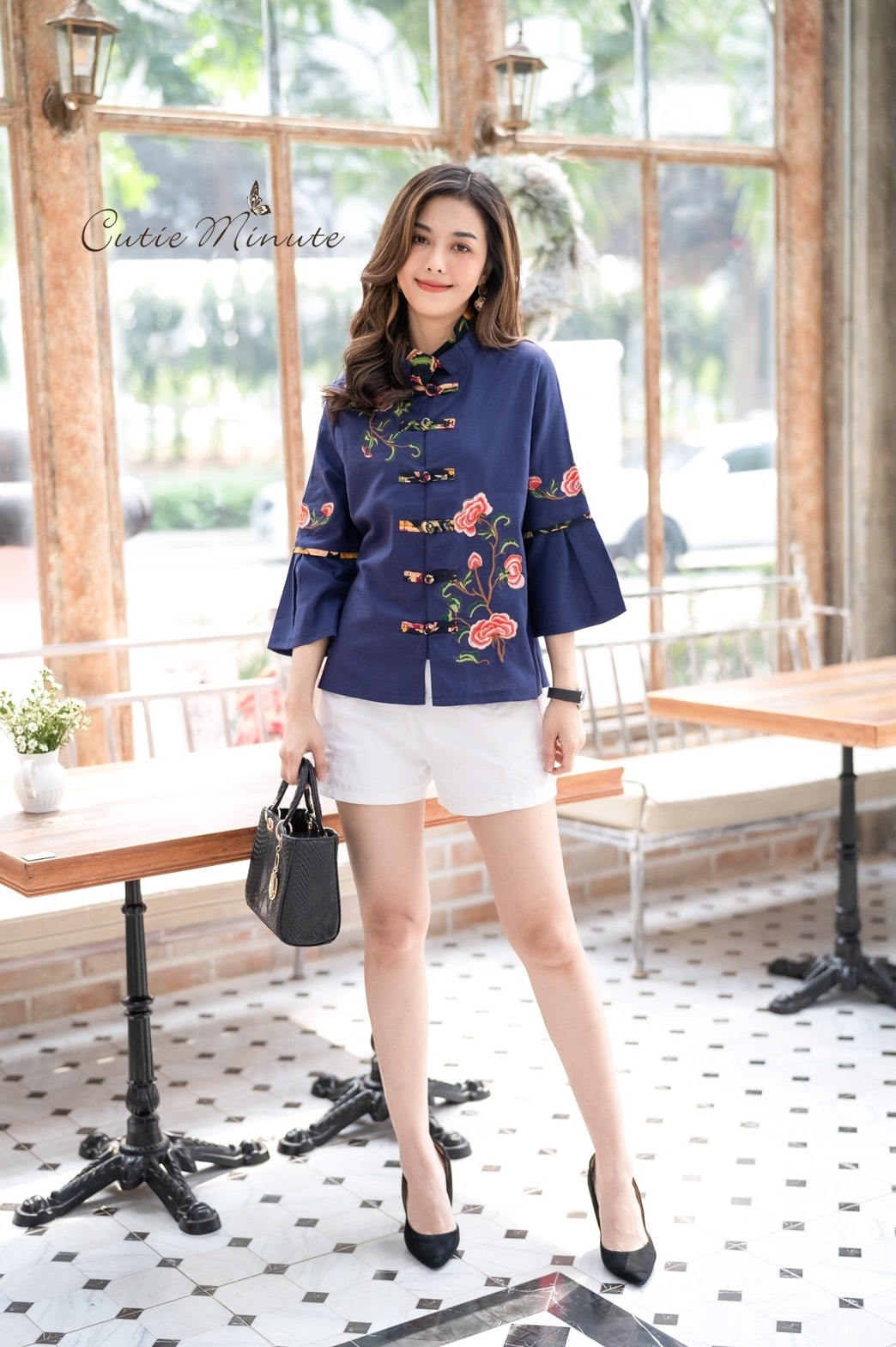 Sale+++#Cutie Minute B3639 เสื้อผ้าฝ้ายลินินเกาหลีเกรดพรีเมี่ยม เสื้อไตส์จีนเก๋เก๋ ดีเทลปกคอ2ชั้นจับจีบสวยงาม แขนจับจีบบานนิดๆ มาพร้อมงานปักดอกไม้สวยมากค่ะ ดีเทลเเน่นทั้งตัว สวยเลอค่ามากค่ะ มี สี เขียว กรม ส้ม อก ฟรีไซส์ 43" เอว ฟรีไซส์ 43" สะโพ