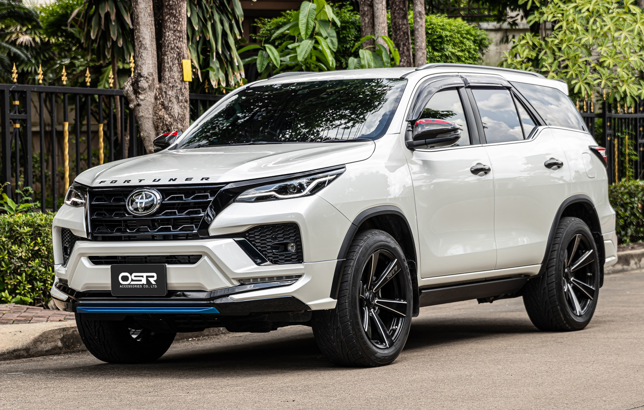 ชุดแต่งรถ-สเกิร์ต-อุปกรณ์แต่งรถ Toyota Fortuner 2020 รุ่นมาตรฐาน (Facelift) ทรง Fair FD-4