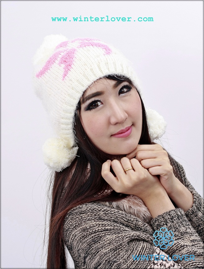 หมวกไหมพรมขนแกะกันหนาวสีขาวลายดอกไม้สีชมพูสวยน่ารักพร้อมตุ้ม(พร้อมส่ง)(Free Size)