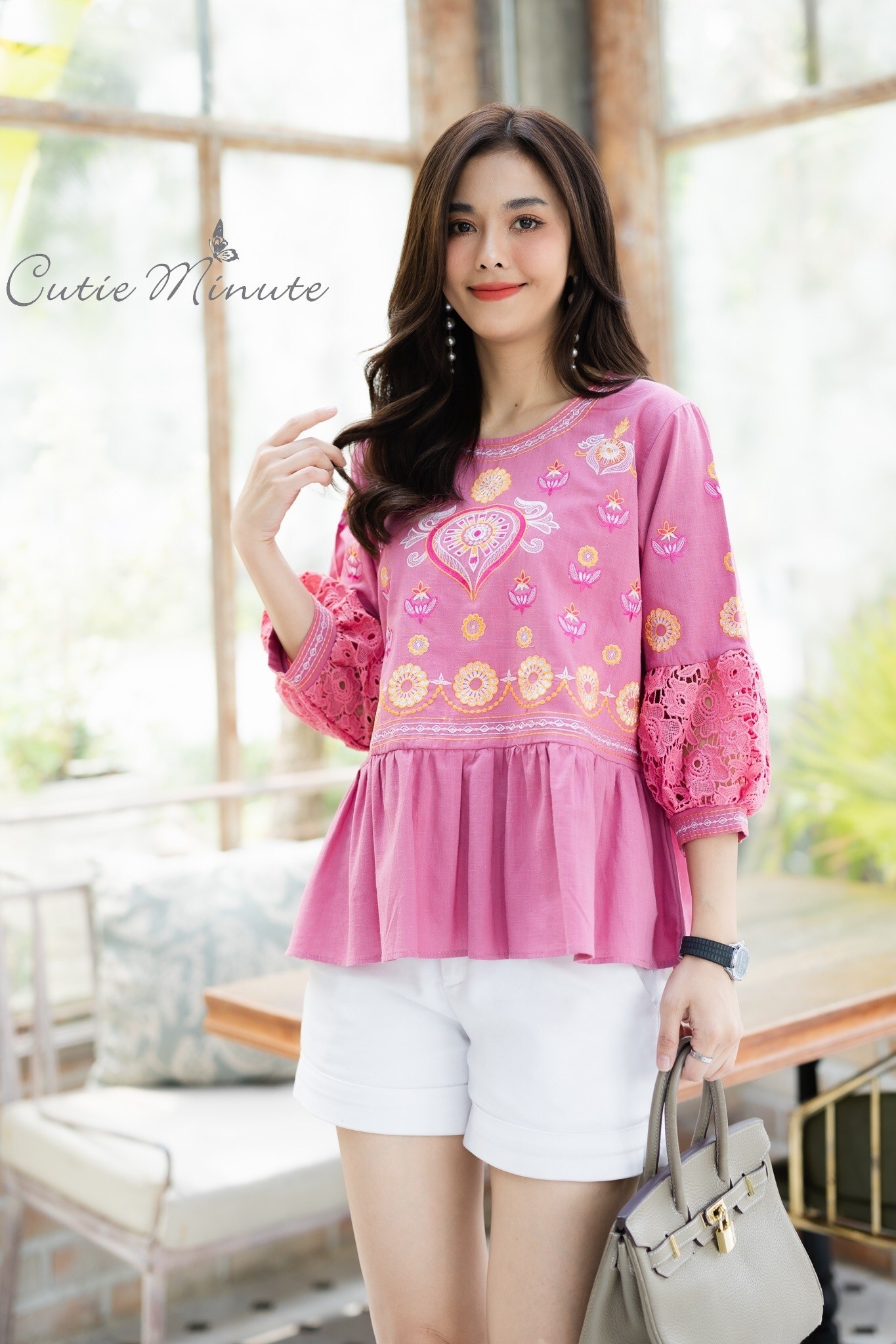 SaLe++#Cutie Minute B3695 เสื้อลินินเกรดพรีเมี่ยม เนื้อผ้าขึ้นลาย เนื้อผ้ามีความนุ่ม ผ้าดีมากค่ะ งานปักฝีมือสวยมากๆค่ะ แต่งเติมแขนด้วยลูกไม้เนื้อหนาสวยสวย เสื้อดีเทลจับจีบระบายเล็กๆ งานปักสวยเนียบ ใส่สวย ใส่สบายจริงๆค่ะ มี 4 สี ฟ้าคราม ส้มอิฐ เขียวไพร ชมพ