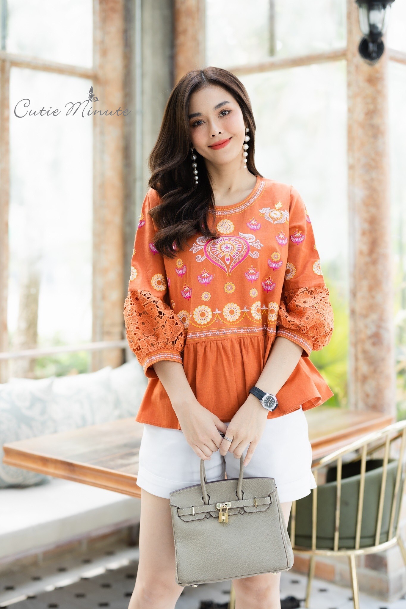 SaLe++#Cutie Minute B3695 เสื้อลินินเกรดพรีเมี่ยม เนื้อผ้าขึ้นลาย เนื้อผ้ามีความนุ่ม ผ้าดีมากค่ะ งานปักฝีมือสวยมากๆค่ะ แต่งเติมแขนด้วยลูกไม้เนื้อหนาสวยสวย เสื้อดีเทลจับจีบระบายเล็กๆ งานปักสวยเนียบ ใส่สวย ใส่สบายจริงๆค่ะ มี 4 สี ฟ้าคราม ส้มอิฐ เขียวไพร ชมพ