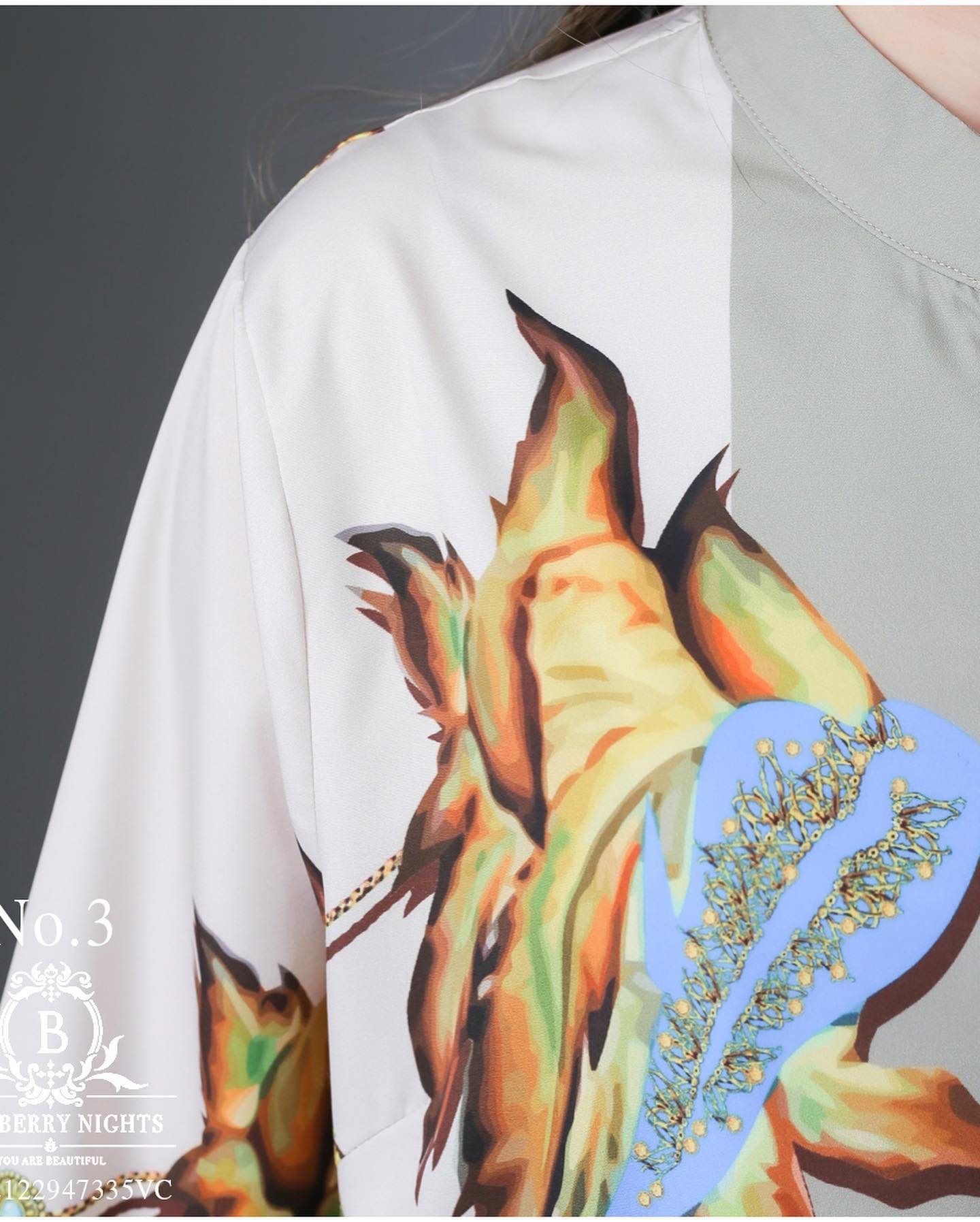 Sale+++#Blueberry Nights B3660 New อัพเกรด แพทเทิร์น (vs) เนื้อผ้า ☆ เสื้อแบรนด์เนมทีเชิ้ตคอจีนแขนยาว ผ้าโพลีเอสเตอร์อัพเกรด เนื้อนุ่มมากขึ้น ตัดเย็บสวยเนี้ยบสไตล์แบรนด์เนมสุดหรู ดีเทลพิมพ์ลายสีคมชัดสวยเป๊ะ อัพเกรดแพทเทิร์นเสื้อคอจีนให้ใส่สบาย เหมา