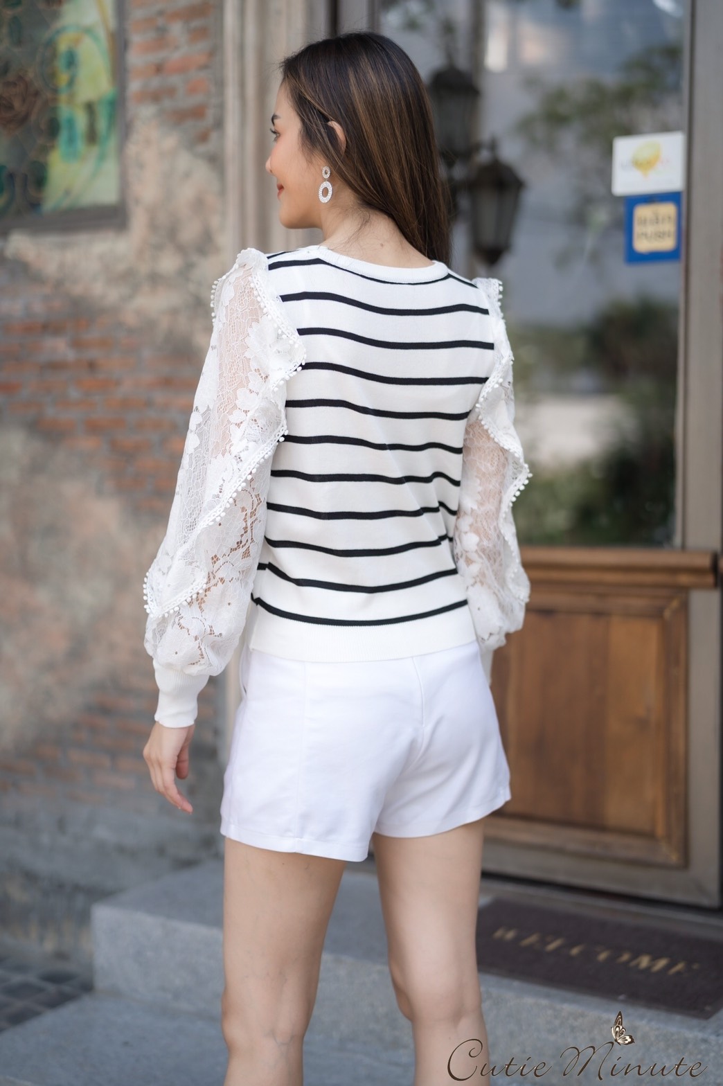 Sale++B3304**เสื้อไหมพรมลายริ้วเกรดพรีเมียม เนื้อแน่นสวยมากค่ะ แขนแต่งระบายลูกไม้เกรดพรีเมียมเข้ากันสุดๆค่ะ มาพร้อมเข็มกลัดโบว์เพชร+มุก(ถอดได้) ใส่คู่กับตัวไหนๆก็สวยนะคะ มี 2 สี ขาว ดำ อก ฟรีไซส์ 40"-48”++ เอว ฟรีไซส์ 40"-48”++ สะโพก ฟรีไซส์ 38&