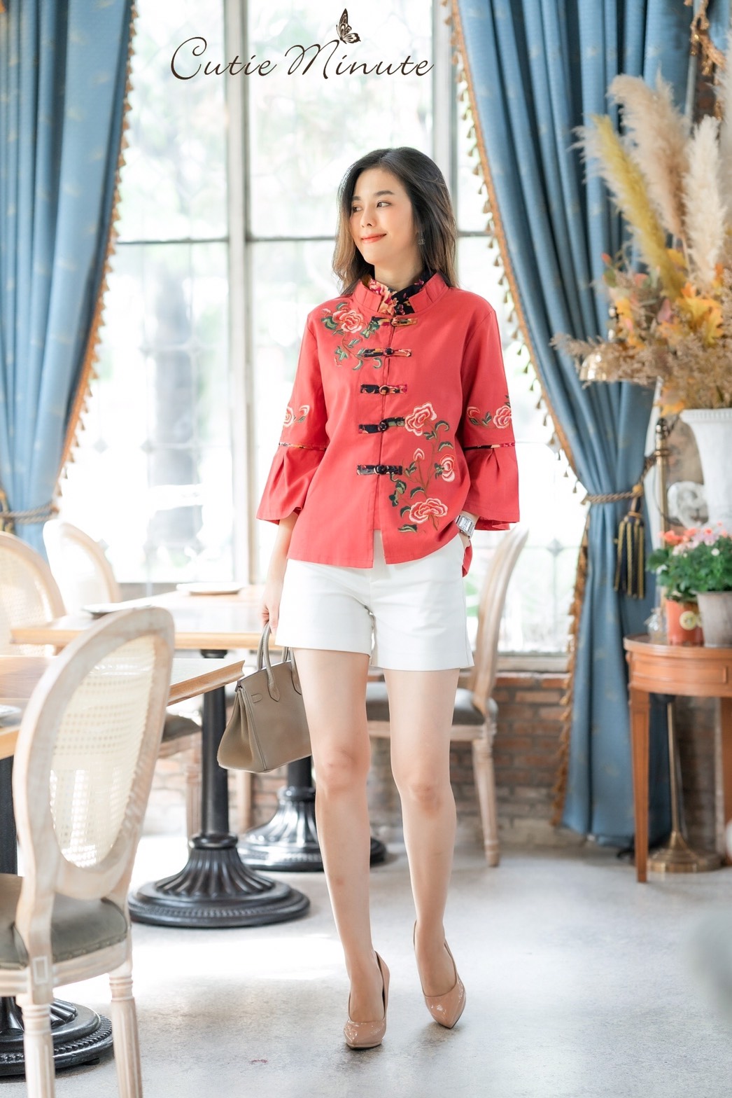 Sale+++#Cutie Minute B3639 เสื้อผ้าฝ้ายลินินเกาหลีเกรดพรีเมี่ยม เสื้อไตส์จีนเก๋เก๋ ดีเทลปกคอ2ชั้นจับจีบสวยงาม แขนจับจีบบานนิดๆ มาพร้อมงานปักดอกไม้สวยมากค่ะ ดีเทลเเน่นทั้งตัว สวยเลอค่ามากค่ะ มี สี เขียว กรม ส้ม อก ฟรีไซส์ 43" เอว ฟรีไซส์ 43" สะโพ