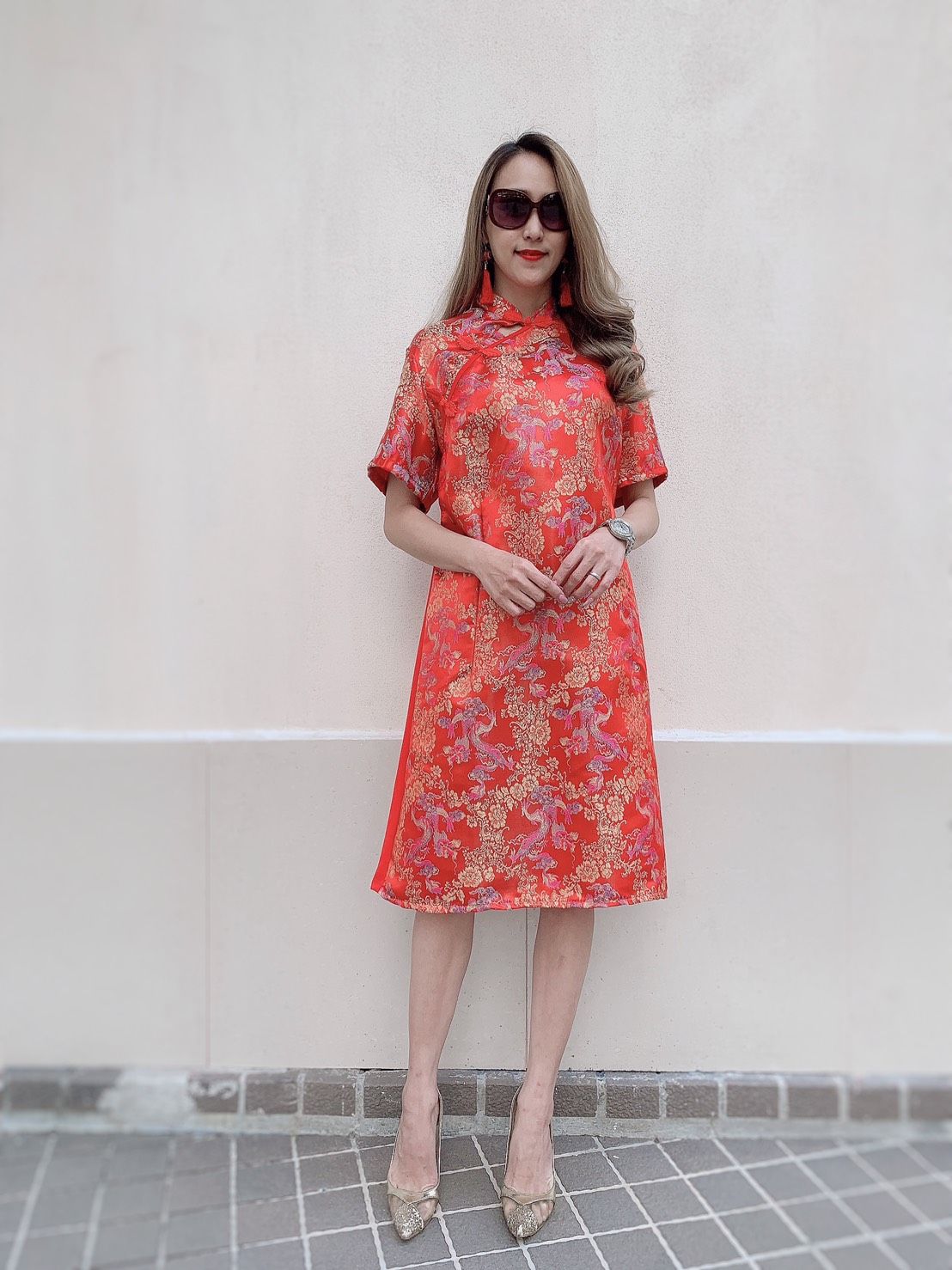 Sale+++# TA-TA-RA 14120 เดรสกี่เพ้า ด้านหน้าผ้าSilk Saltin ทอลายมังกรลายมงคล ตัดลายสวยหรูสีทอง ด้านหลังผ้าพื้น คอจีน กระดุมจีน มีซิปหลังค่ะ ใส่สวย รวย ปังคร้า SIZE : FREESIZE • อก44" • เอว42" • สะโพก46" • วงแขน22" • แขนยาว8.5" • ย